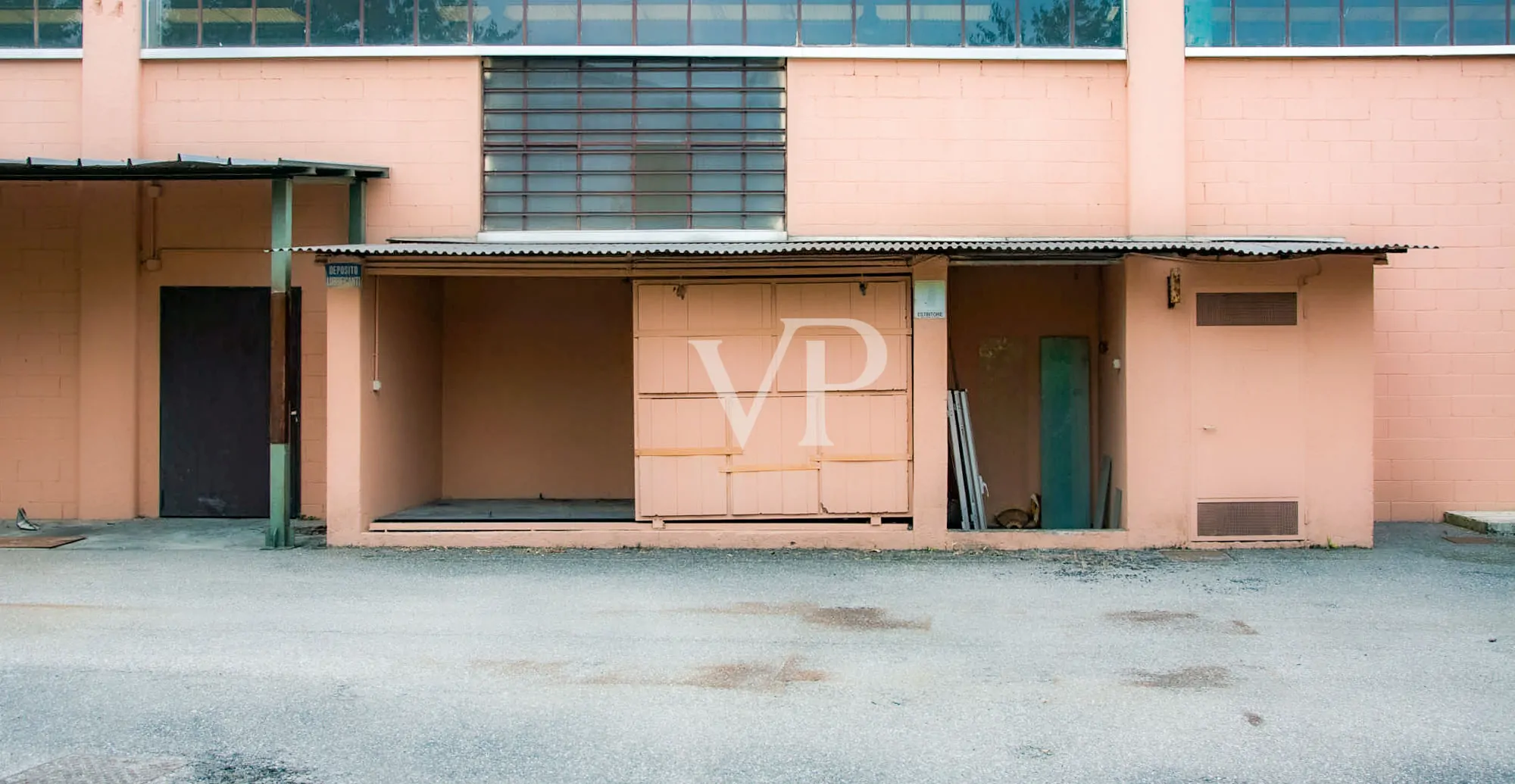 Ipari komplexum irodaépülettel/bemutatóteremmel eladó, a Milánó/Torino autópályára nézve.