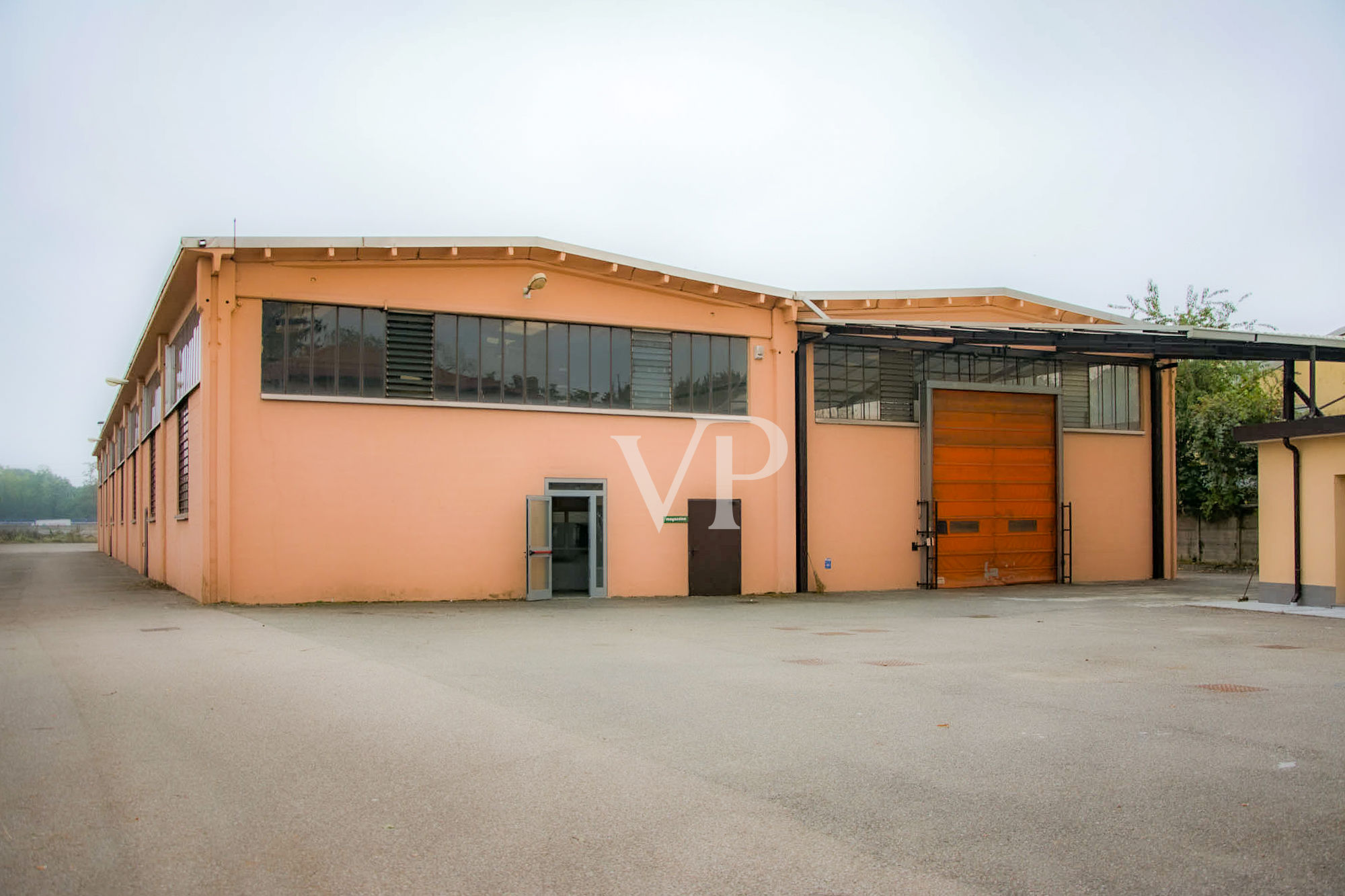 Se vende complejo industrial con edificio de oficinas / showroom frente a la autopista MI/TO