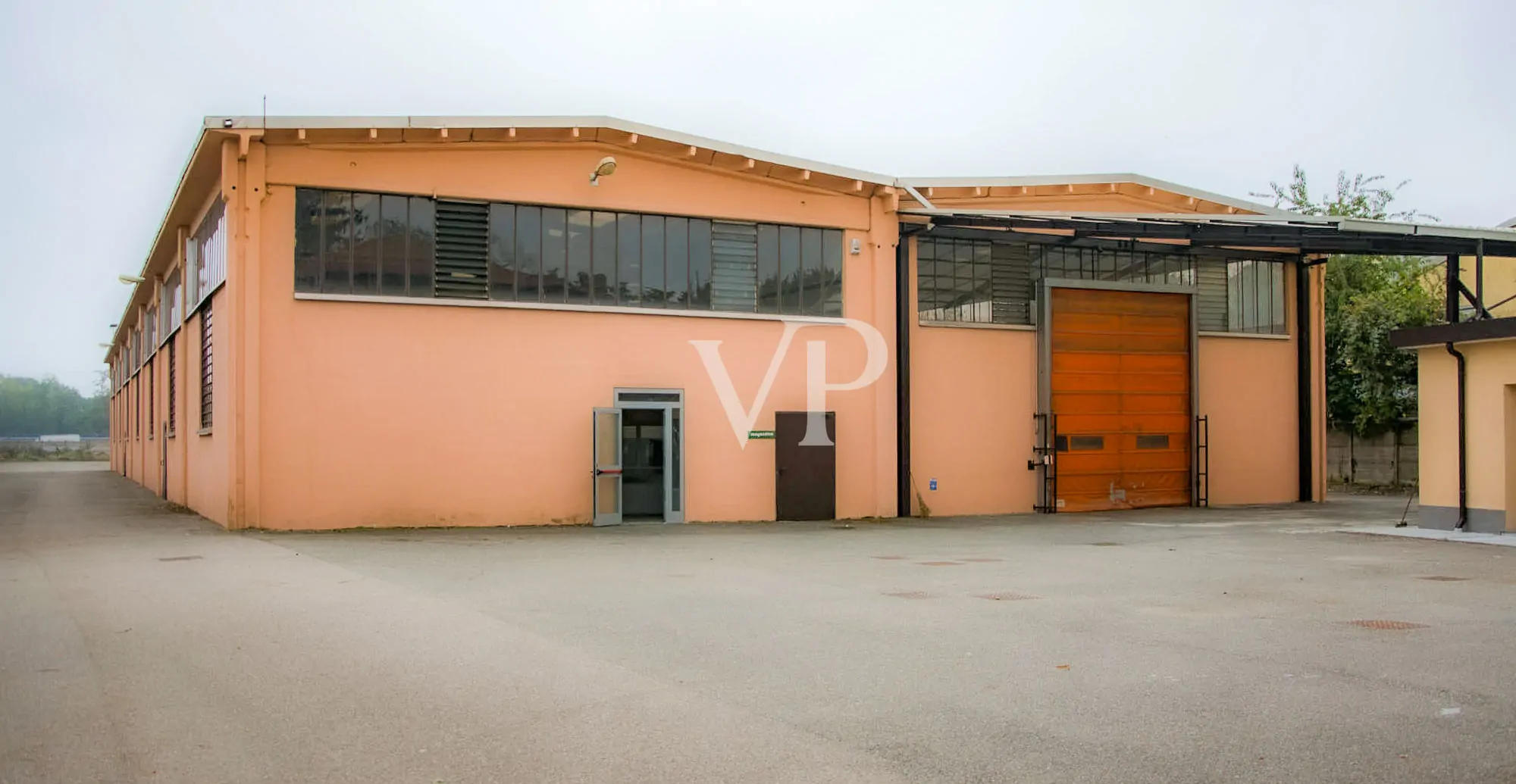 Ipari komplexum irodaépülettel/bemutatóteremmel eladó, a Milánó/Torino autópályára nézve.