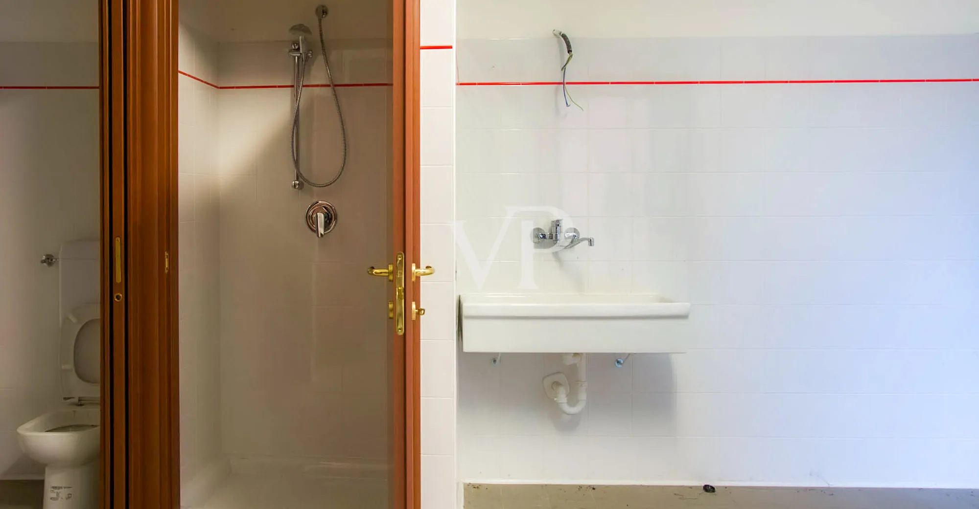 Ipari komplexum irodaépülettel/bemutatóteremmel eladó, a Milánó/Torino autópályára nézve.