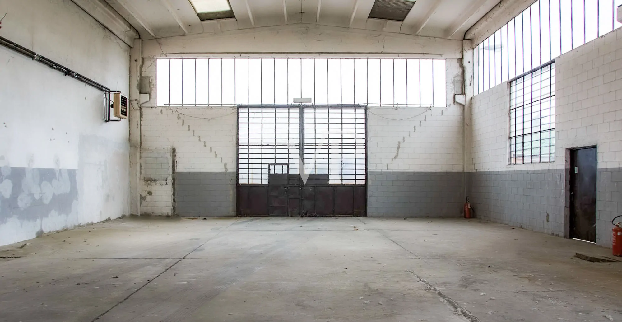 Ipari komplexum irodaépülettel/bemutatóteremmel eladó, a Milánó/Torino autópályára nézve.