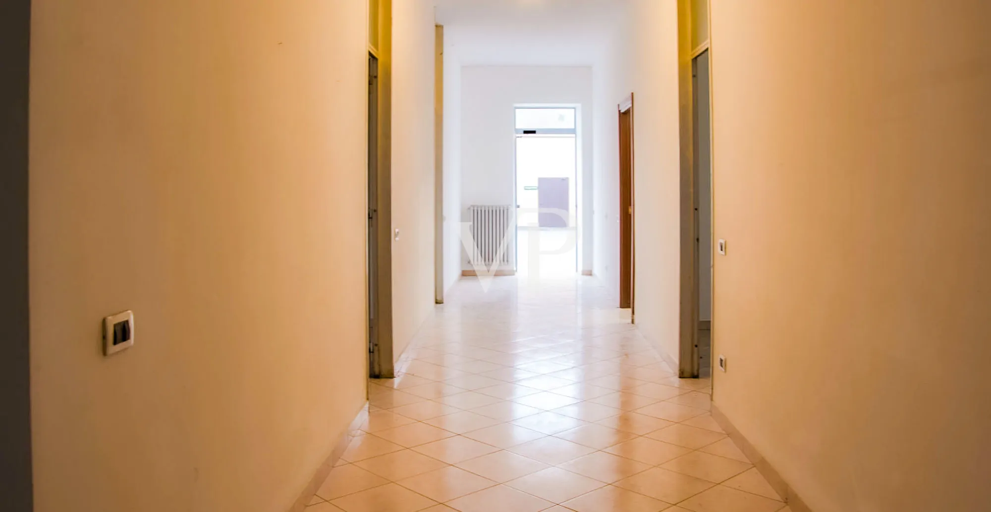 Ipari komplexum irodaépülettel/bemutatóteremmel eladó, a Milánó/Torino autópályára nézve.