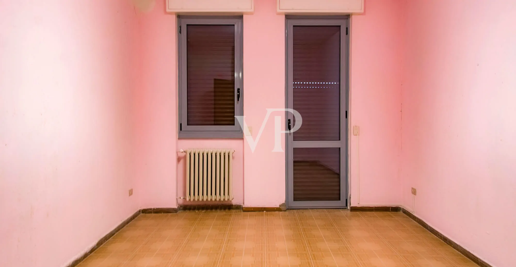 Ipari komplexum irodaépülettel/bemutatóteremmel eladó, a Milánó/Torino autópályára nézve.