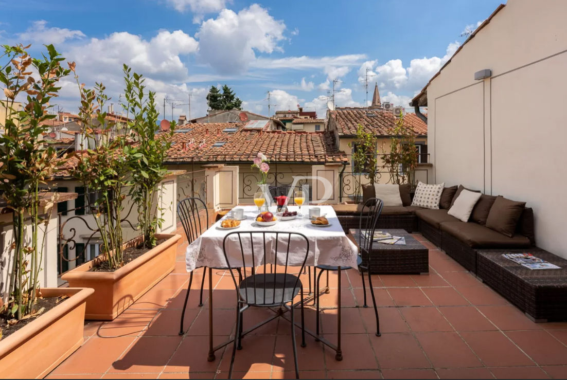 Florence, Historic Center: Penthouse with large terrace