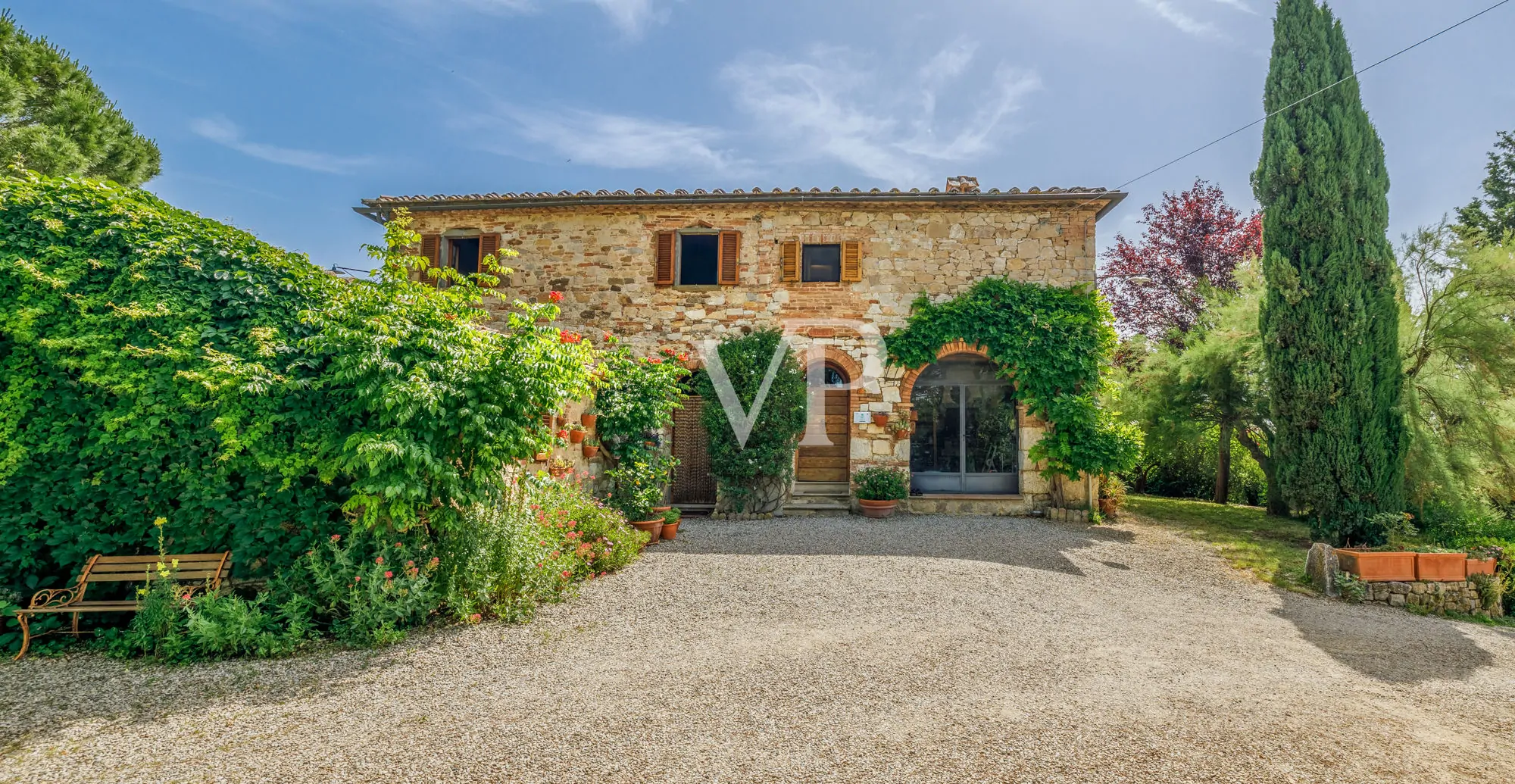 Chianti: historisches Anwesen mit freistehender Villa und zwei Nebengebäuden inmitten toskanischer Hügel