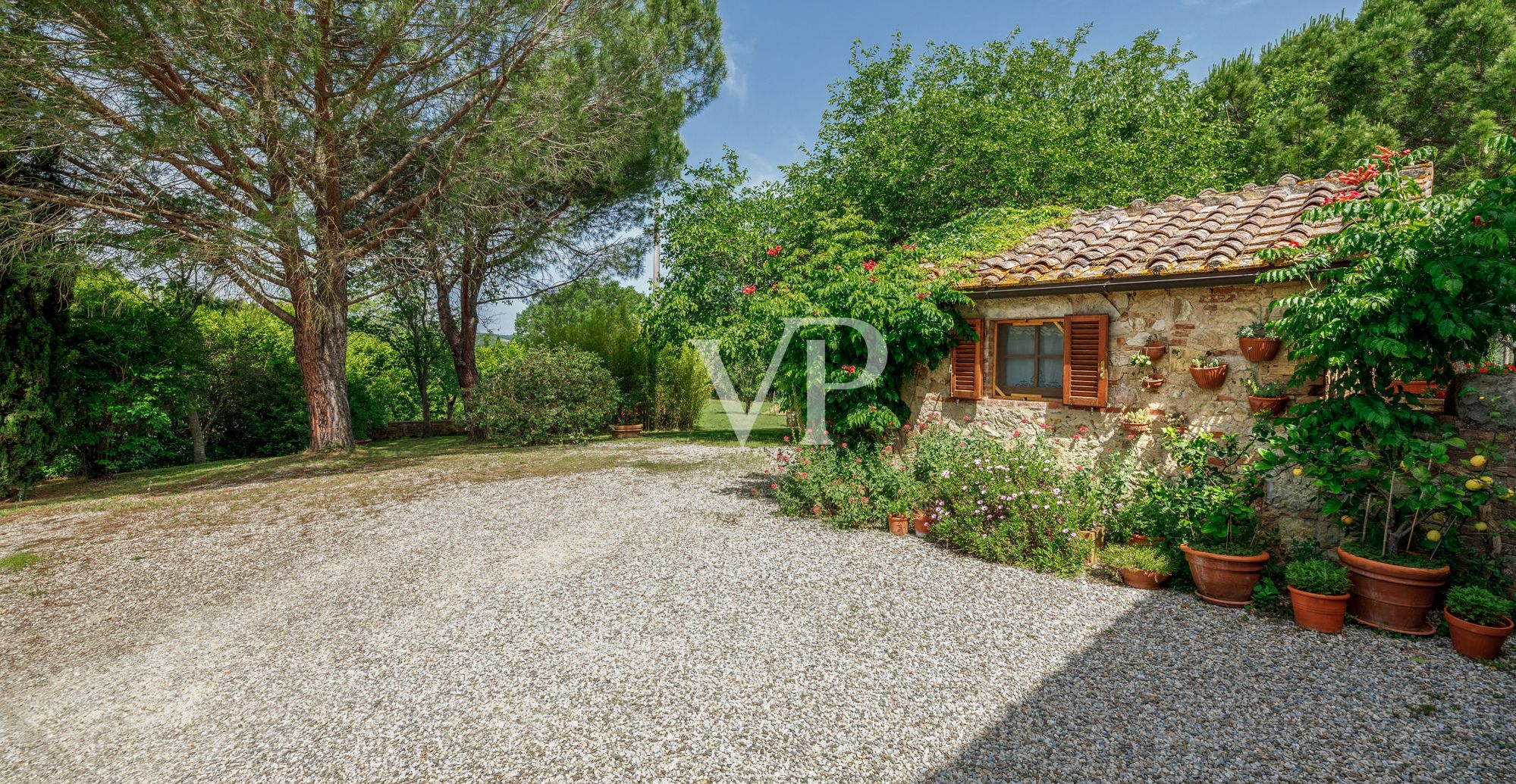 Chianti, Toscana: magnifico podere storico con villa indipendente e due dependance immerse nel verde