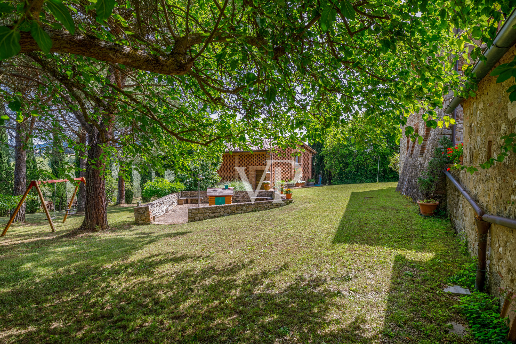 Chianti, Tuscany: magnificent historic estate with independent villa and two outbuildings surrounded by greenery