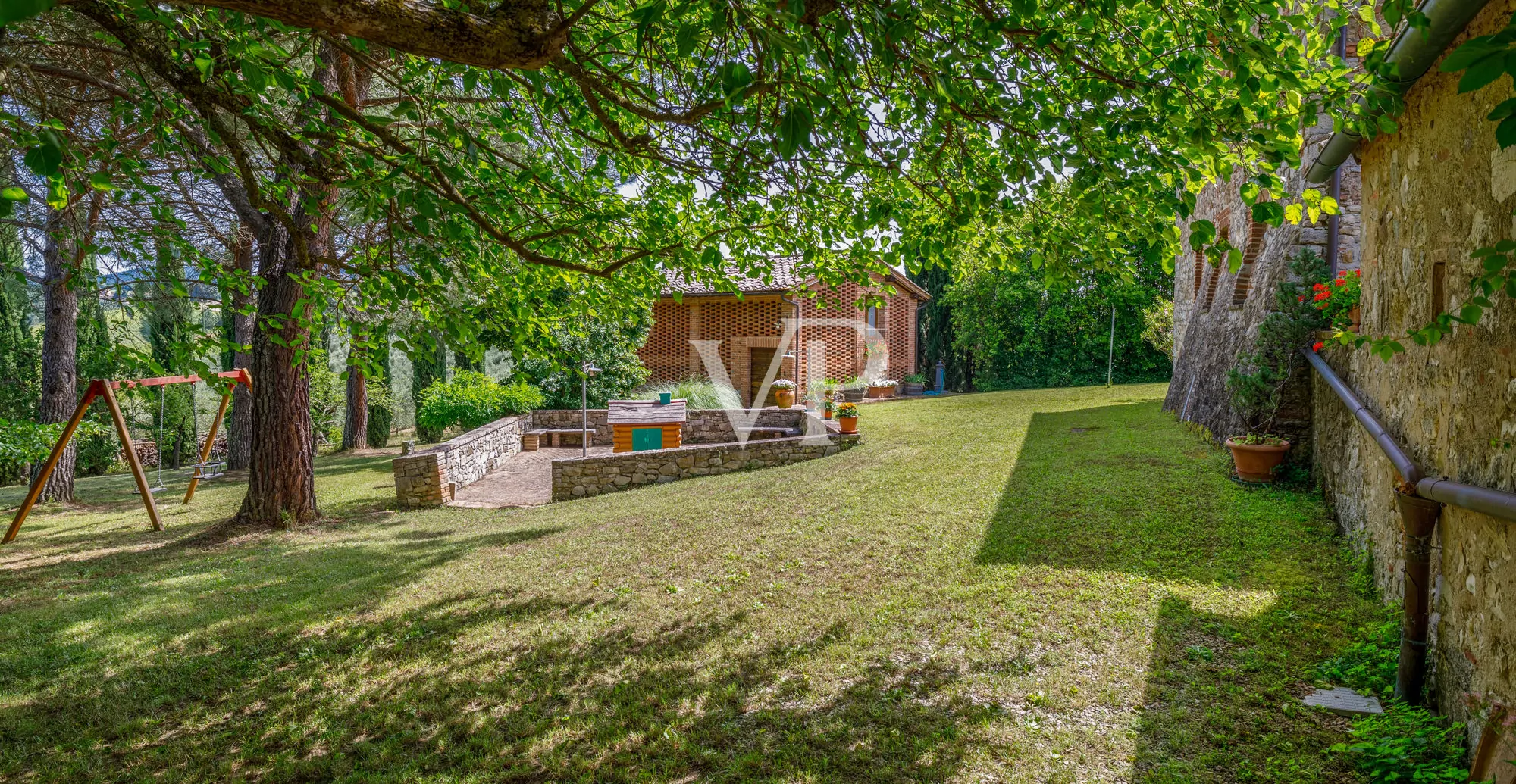 Chianti: historisches Anwesen mit freistehender Villa und zwei Nebengebäuden inmitten toskanischer Hügel