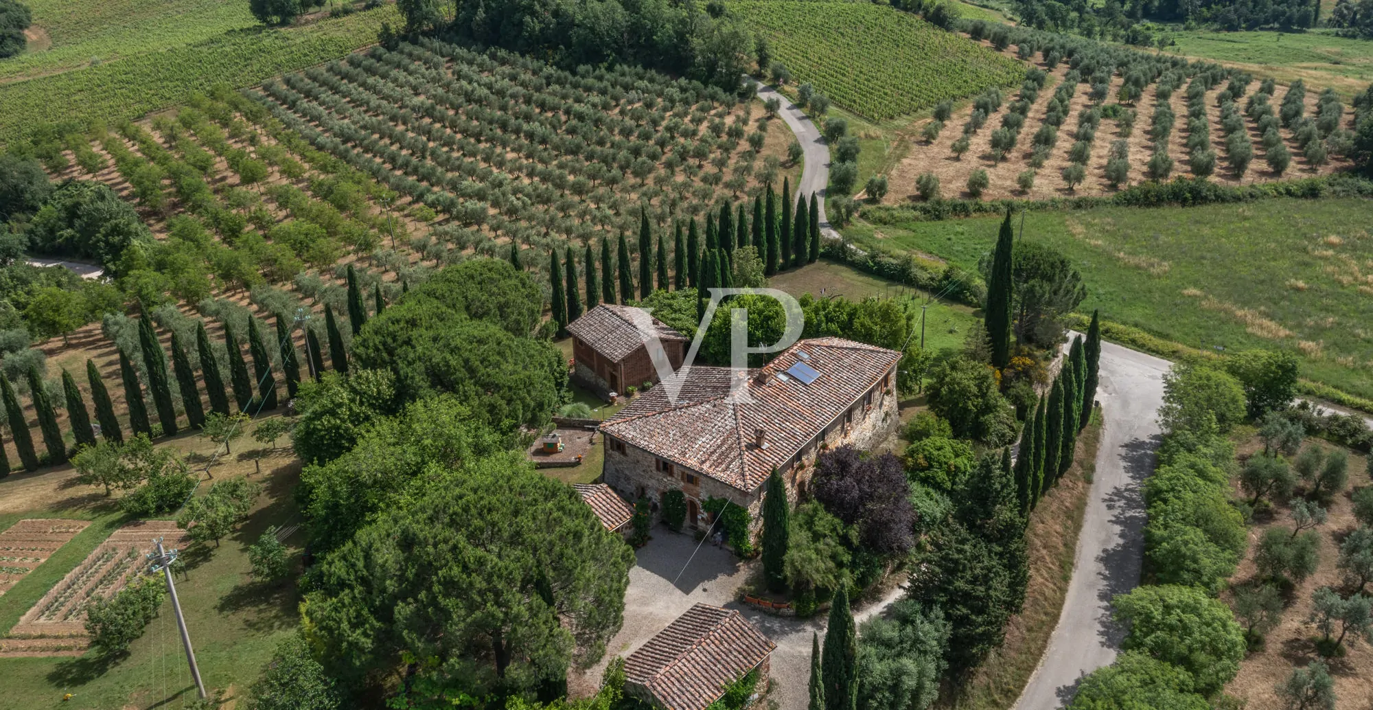 Chianti: historisches Anwesen mit freistehender Villa und zwei Nebengebäuden inmitten toskanischer Hügel