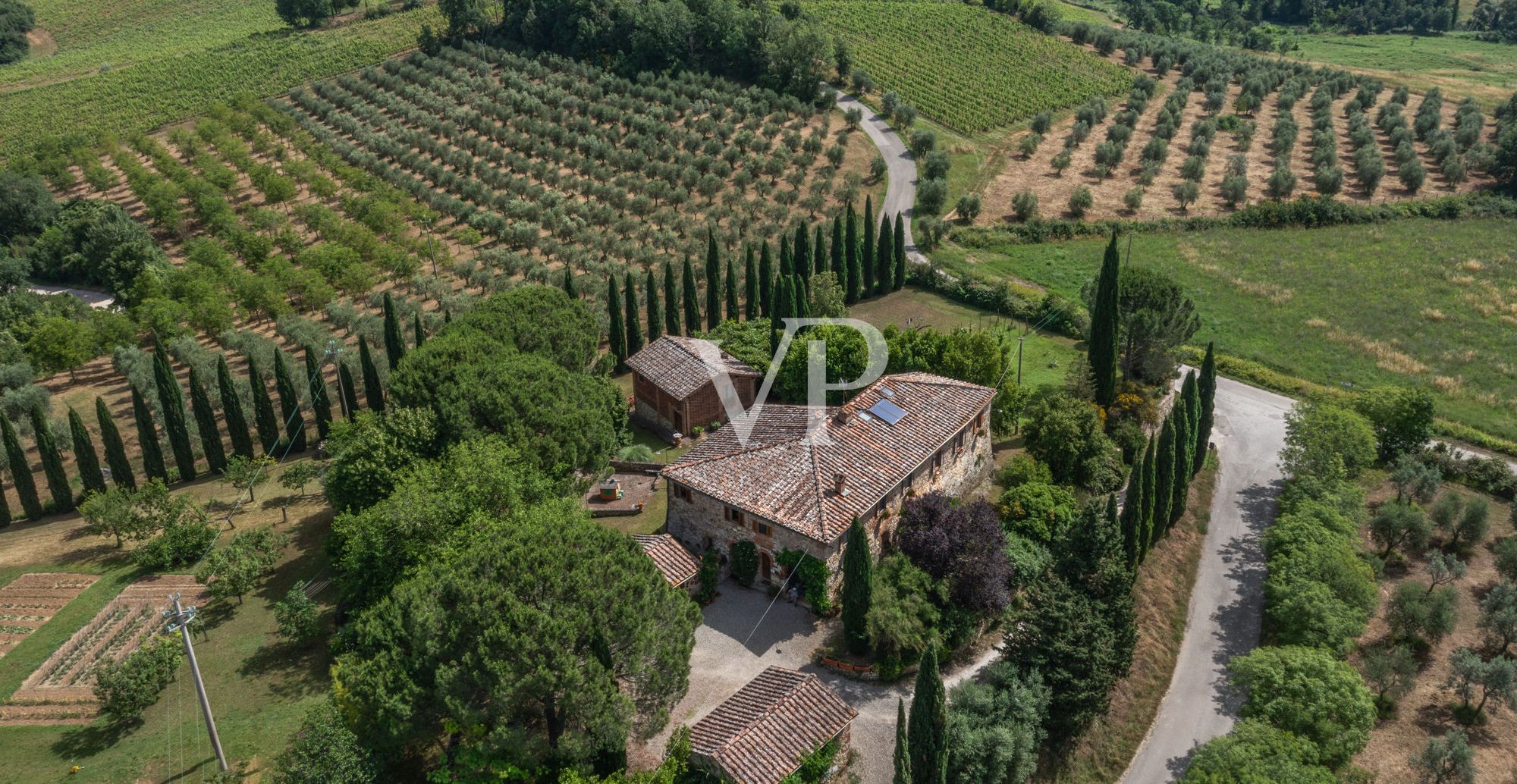 Chianti, Toscana: magnifico podere storico con villa indipendente e due dependance immerse nel verde