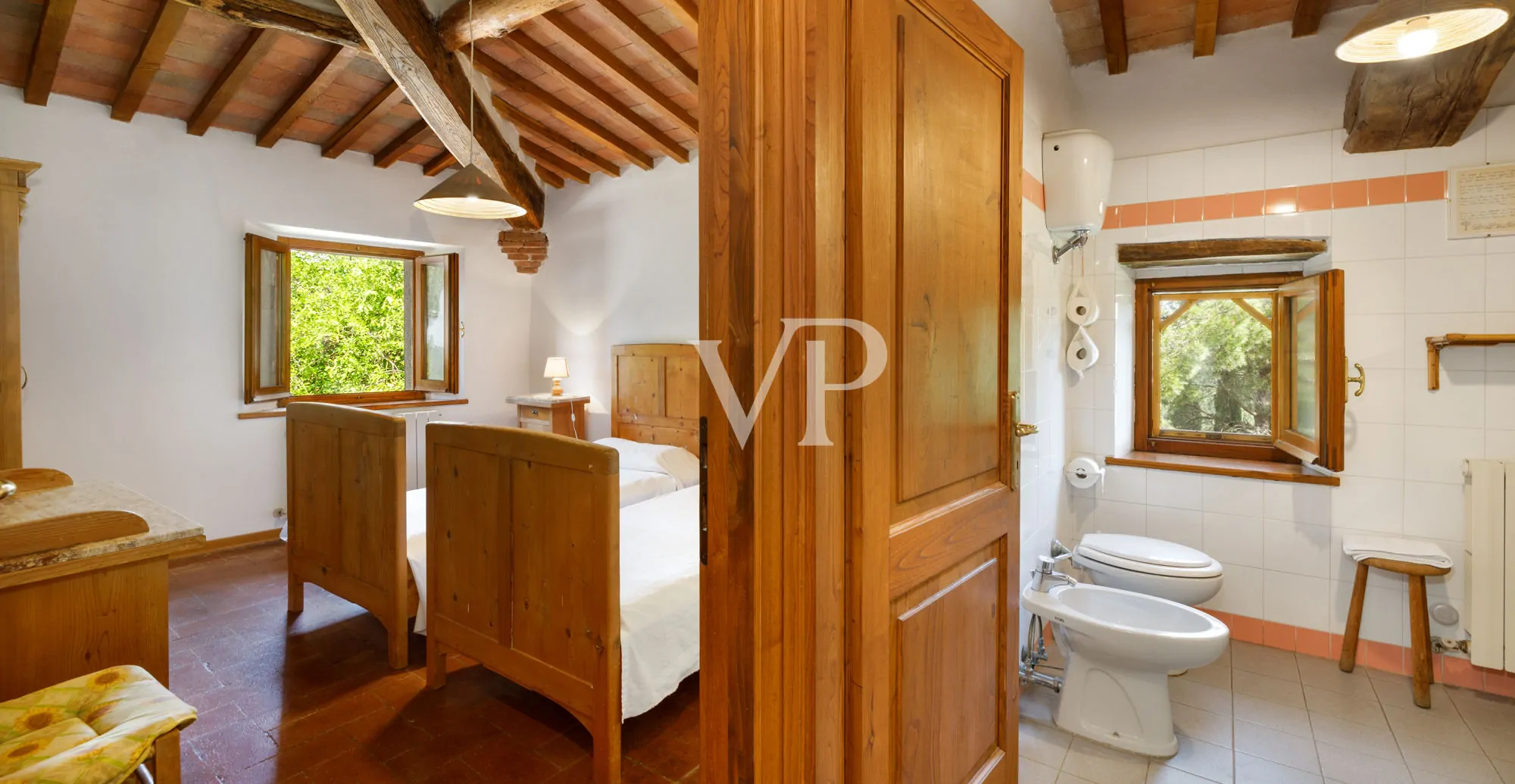 Chianti: historisches Anwesen mit freistehender Villa und zwei Nebengebäuden inmitten toskanischer Hügel