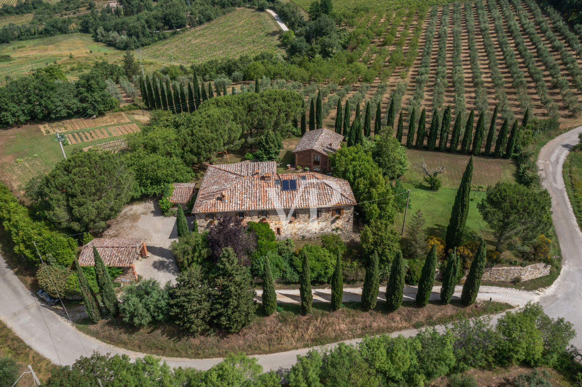 Chianti: historisches Anwesen mit freistehender Villa und zwei Nebengebäuden inmitten toskanischer Hügel