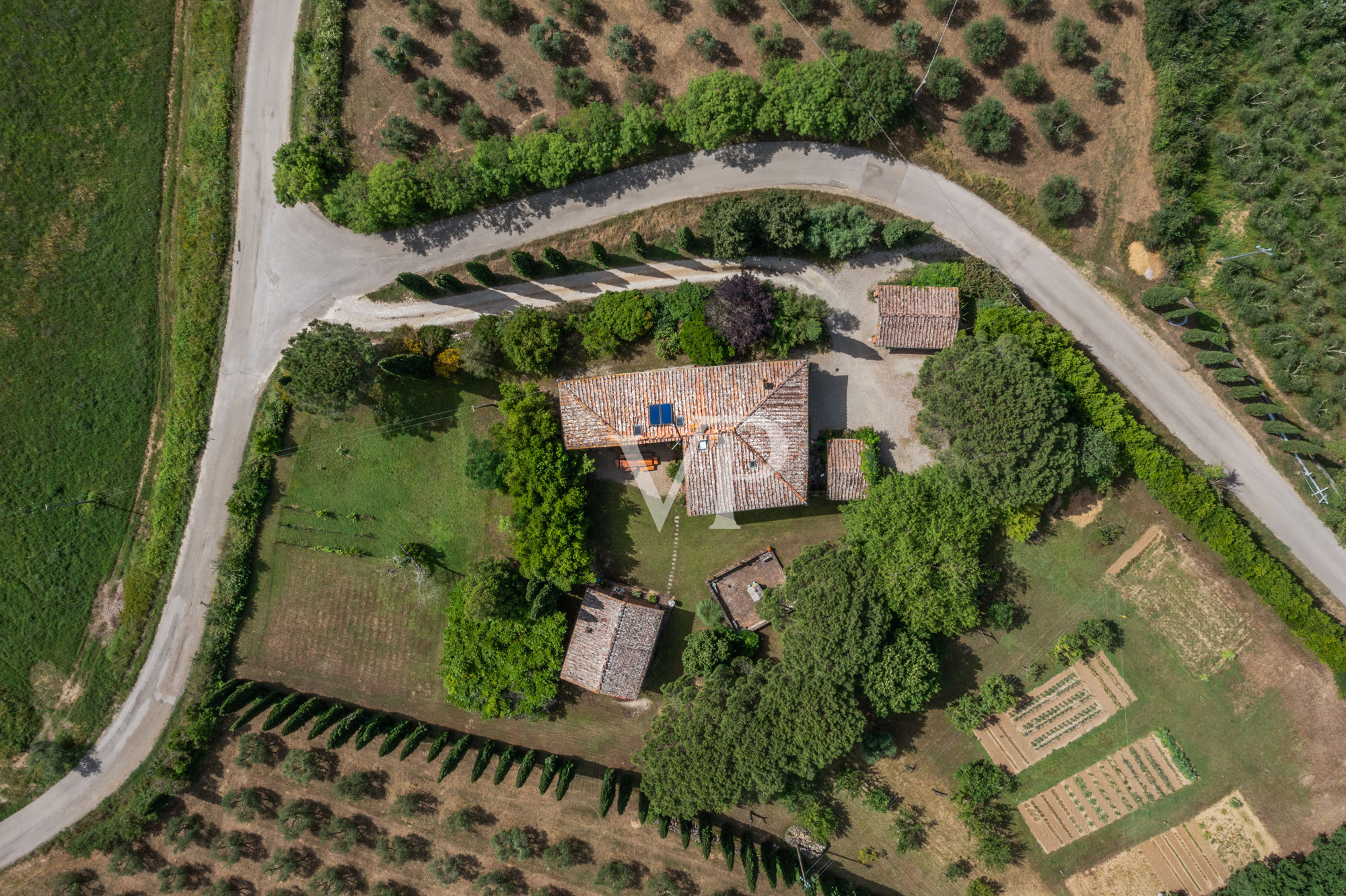 Chianti, Tuscany: magnificent historic estate with independent villa and two outbuildings surrounded by greenery