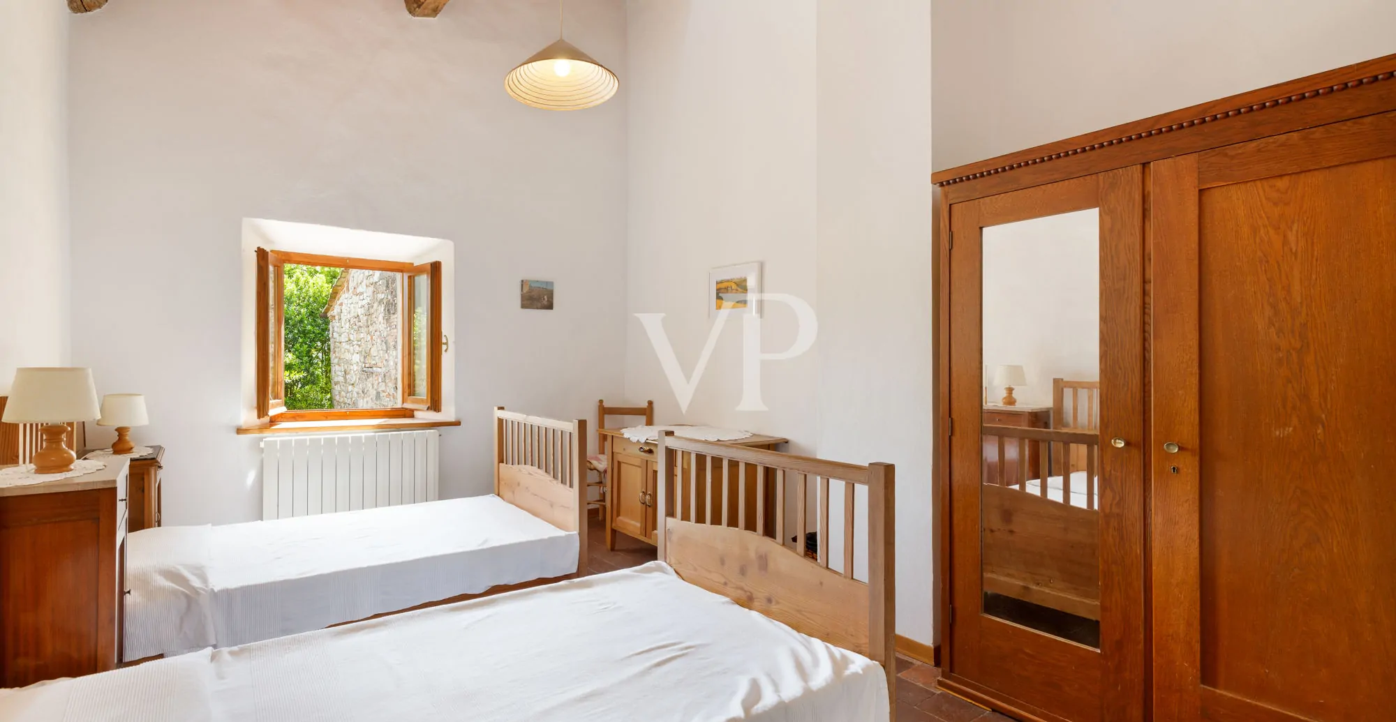 Chianti: historisches Anwesen mit freistehender Villa und zwei Nebengebäuden inmitten toskanischer Hügel