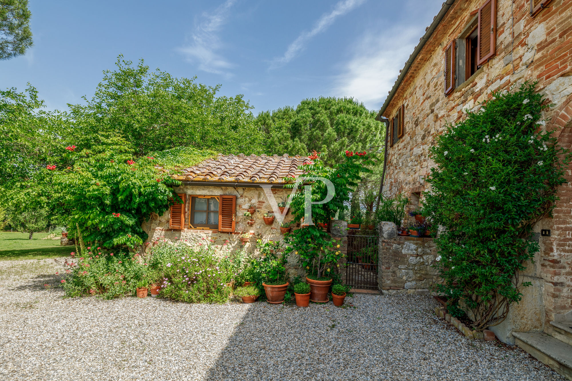 Chianti, Toscana: magnifico podere storico con villa indipendente e due dependance immerse nel verde