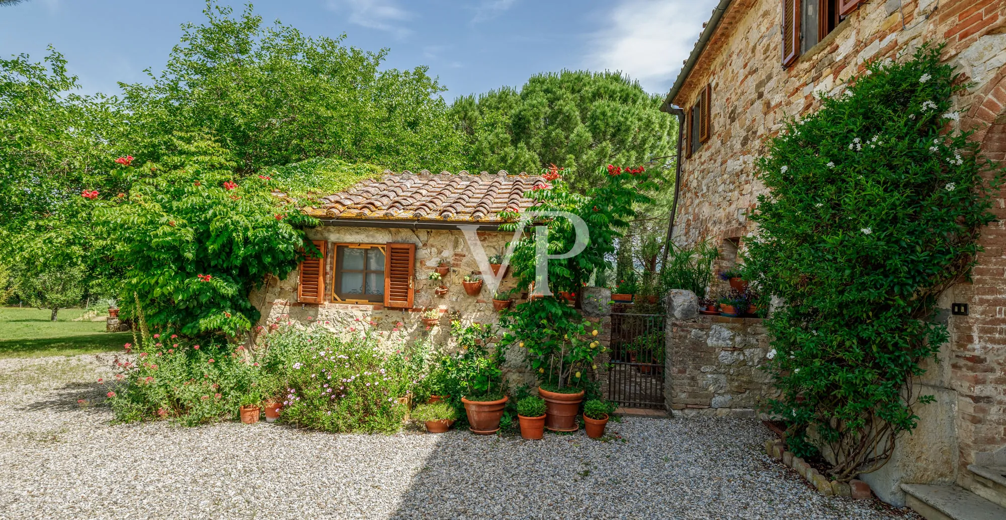 Chianti: historisches Anwesen mit freistehender Villa und zwei Nebengebäuden inmitten toskanischer Hügel