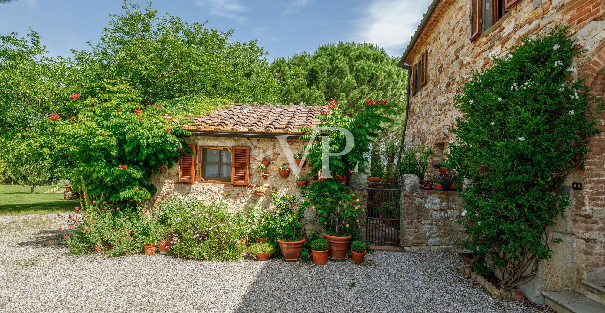Chianti, Toscana: magnifico podere storico con villa indipendente e due dependance immerse nel verde