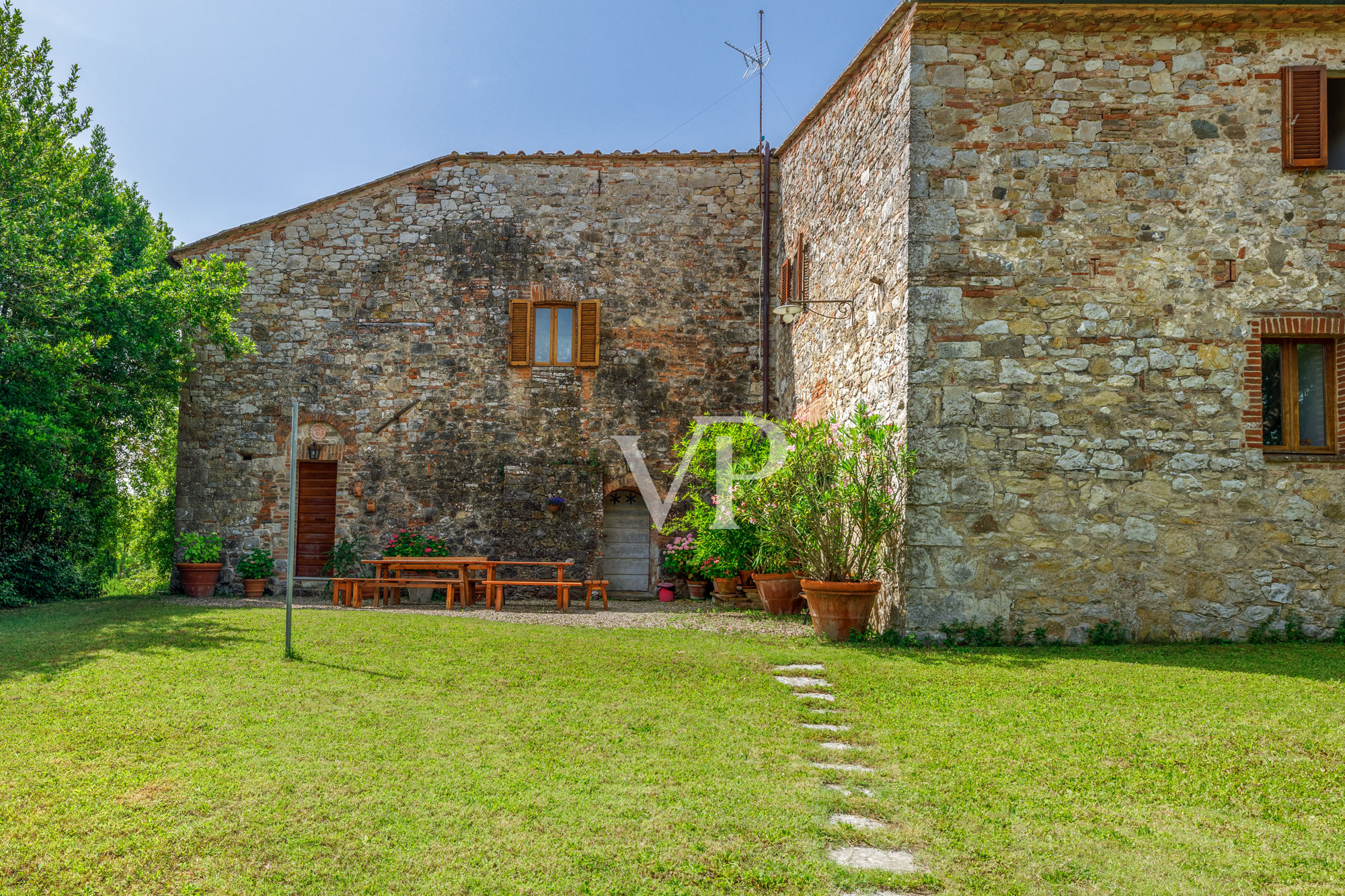 Chianti: historisches Anwesen mit freistehender Villa und zwei Nebengebäuden inmitten toskanischer Hügel