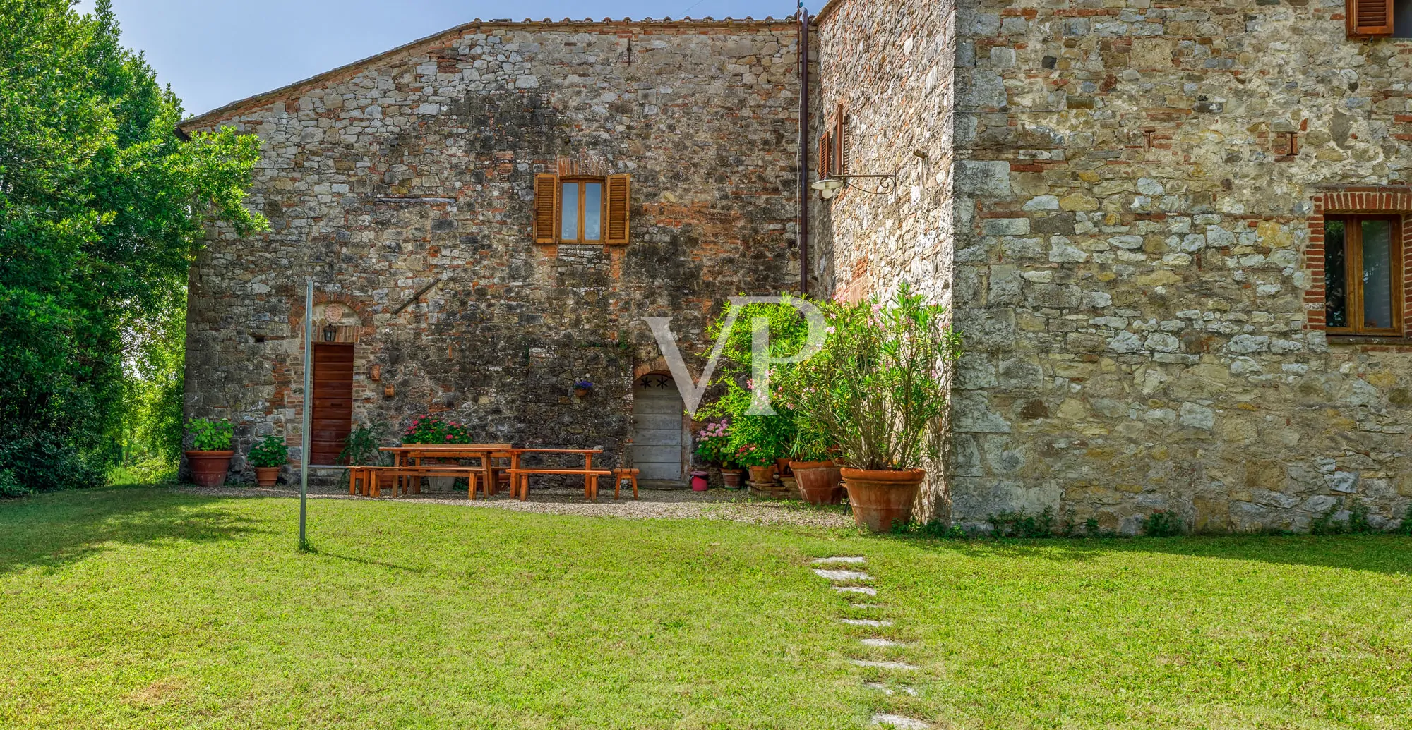 Chianti: historisches Anwesen mit freistehender Villa und zwei Nebengebäuden inmitten toskanischer Hügel