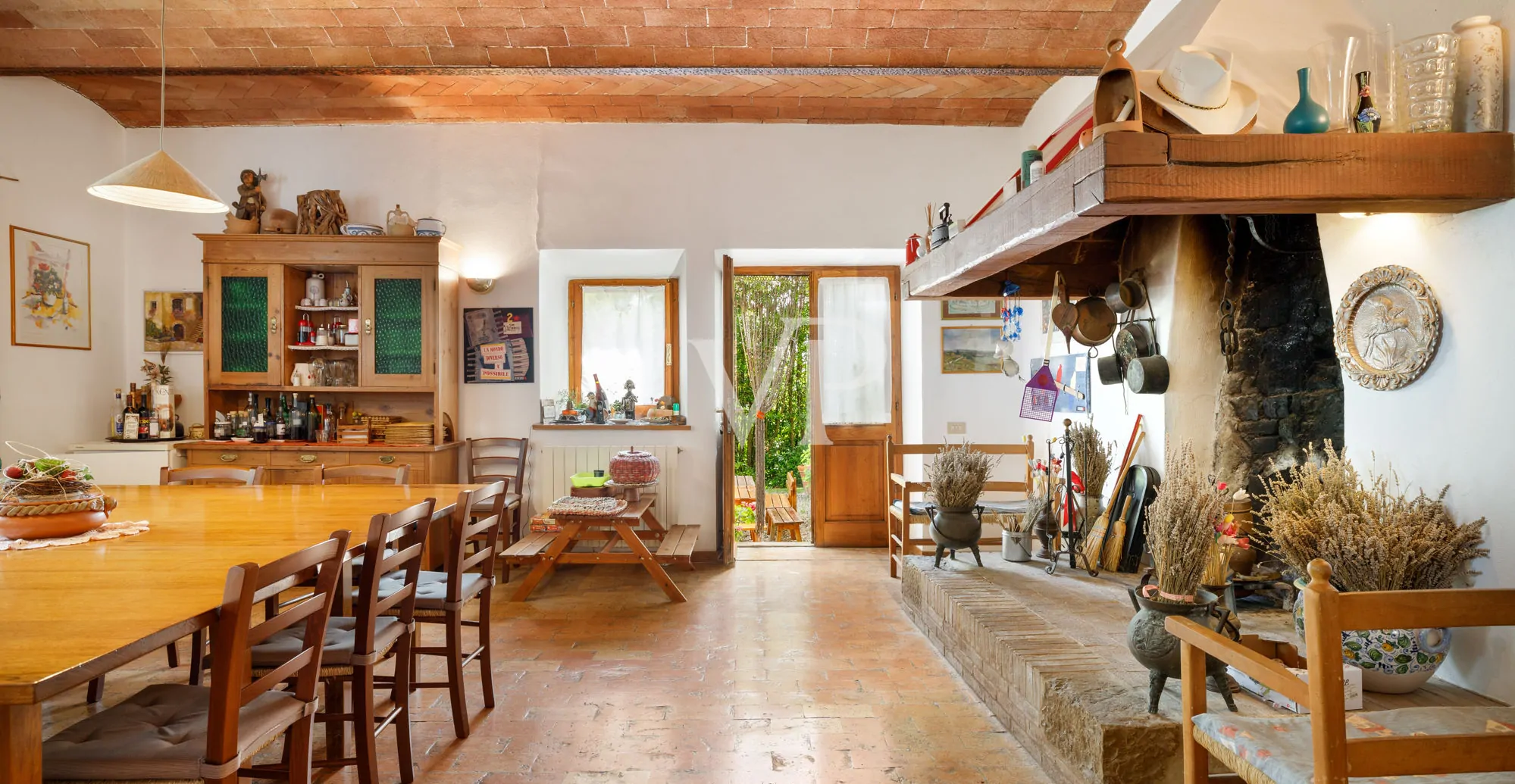 Chianti: historisches Anwesen mit freistehender Villa und zwei Nebengebäuden inmitten toskanischer Hügel