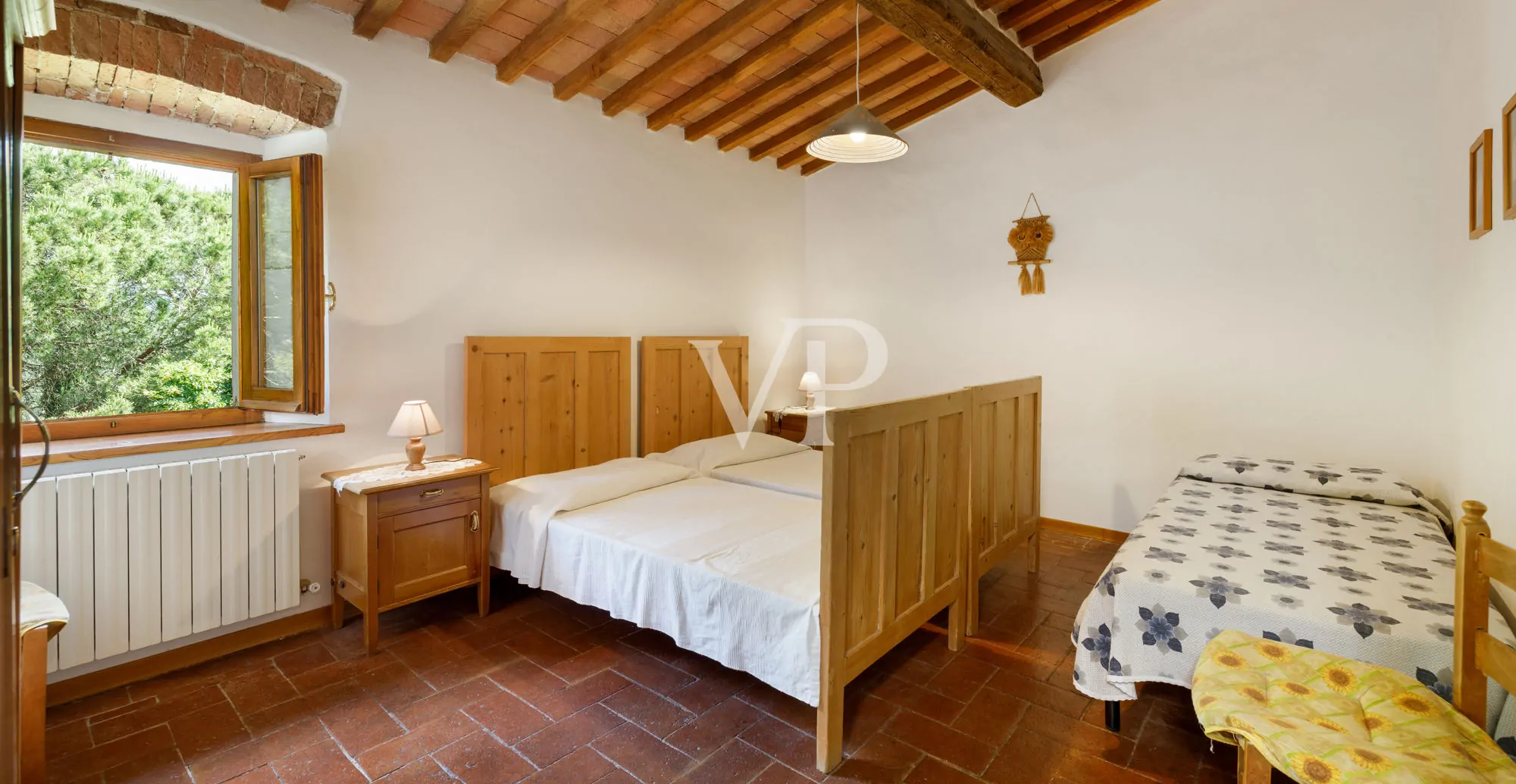 Chianti: historisches Anwesen mit freistehender Villa und zwei Nebengebäuden inmitten toskanischer Hügel