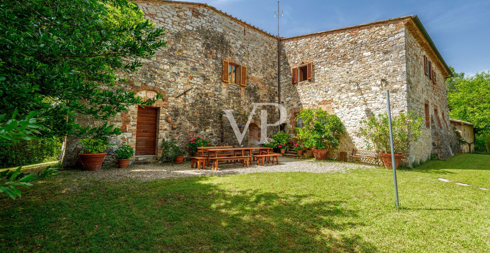 Chianti, Toscana: magnifico podere storico con villa indipendente e due dependance immerse nel verde