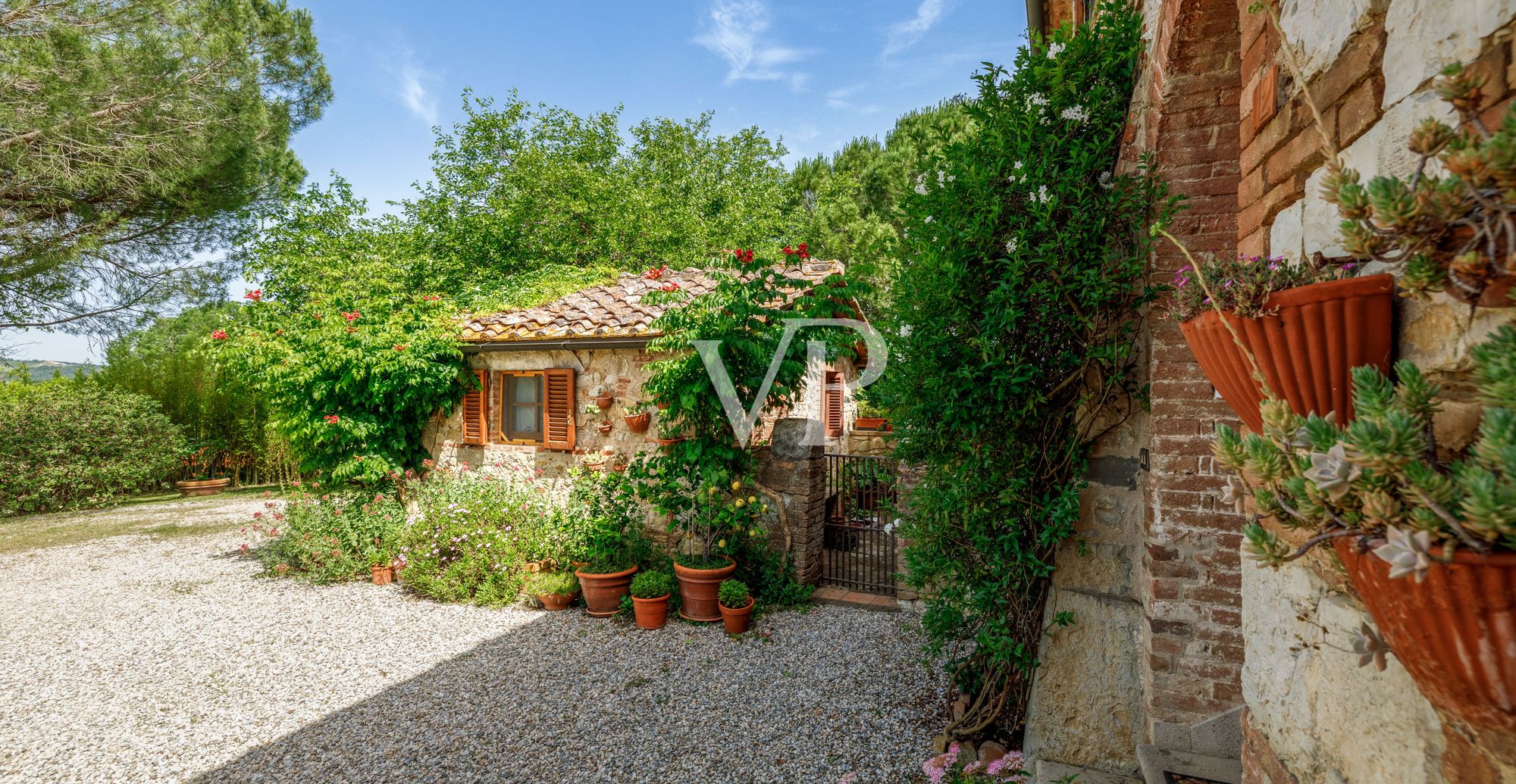 Chianti, Toscana: magnifico podere storico con villa indipendente e due dependance immerse nel verde