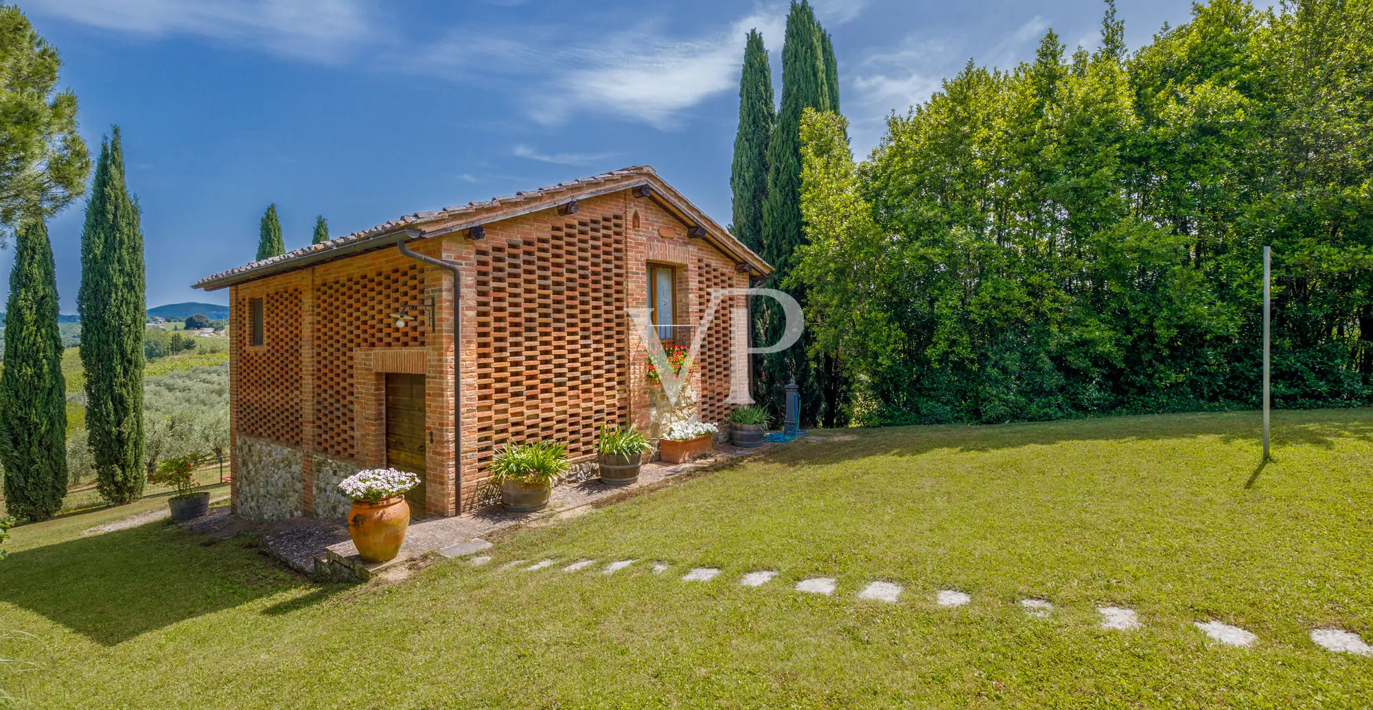 Chianti: historisches Anwesen mit freistehender Villa und zwei Nebengebäuden inmitten toskanischer Hügel