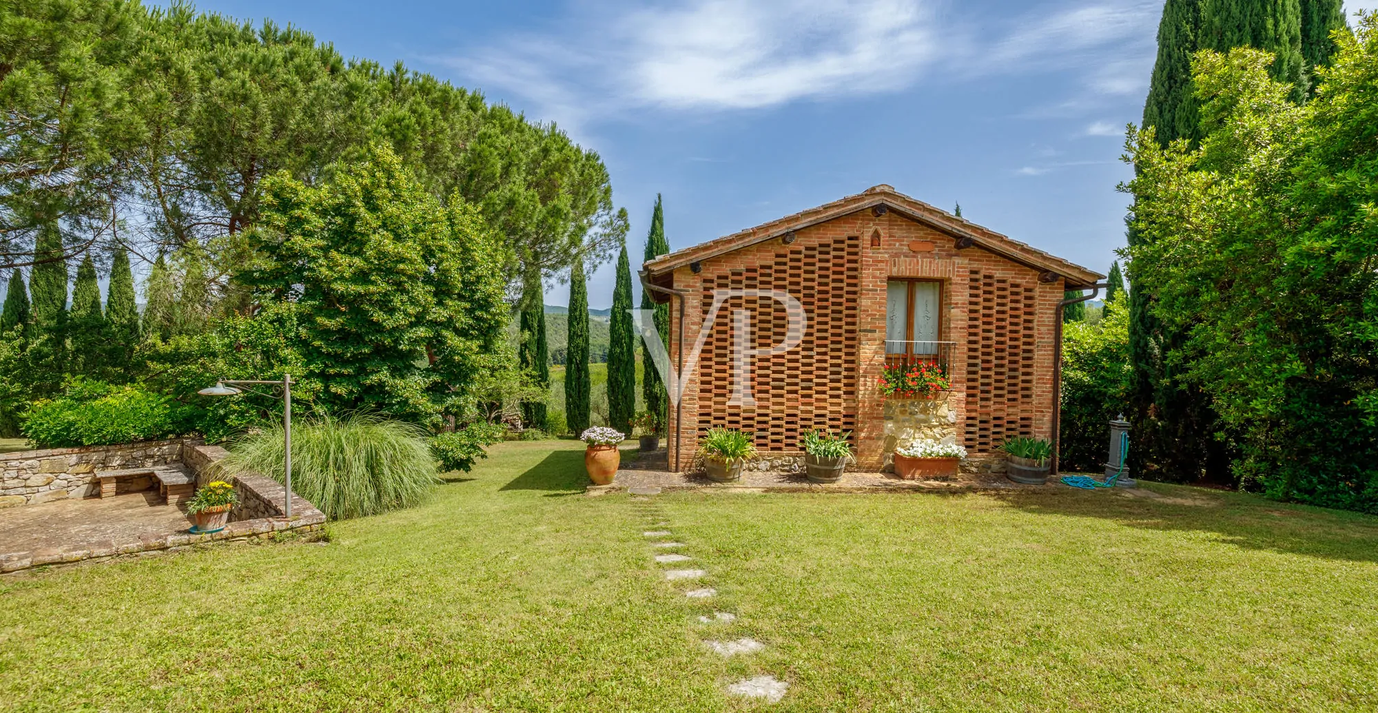 Chianti: historisches Anwesen mit freistehender Villa und zwei Nebengebäuden inmitten toskanischer Hügel