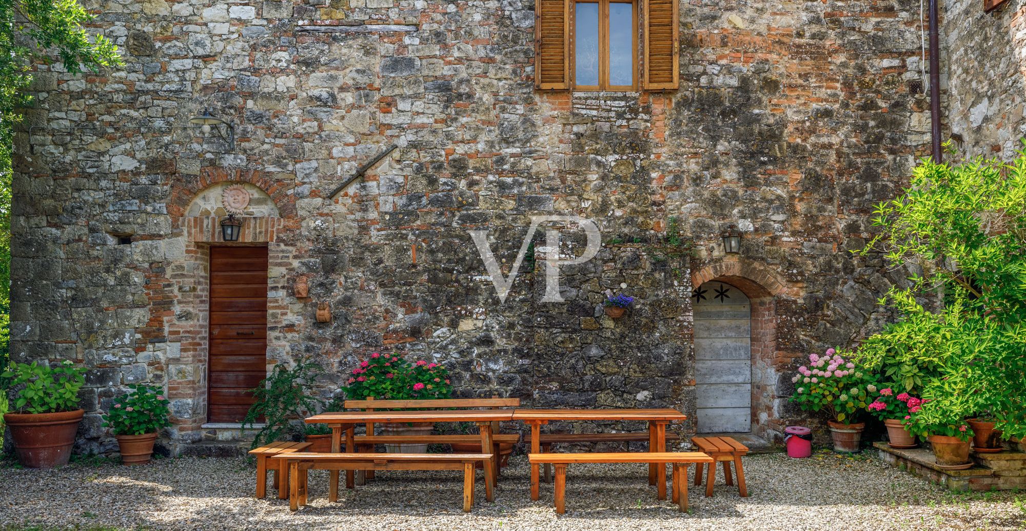 Chianti, Toscana: magnifico podere storico con villa indipendente e due dependance immerse nel verde