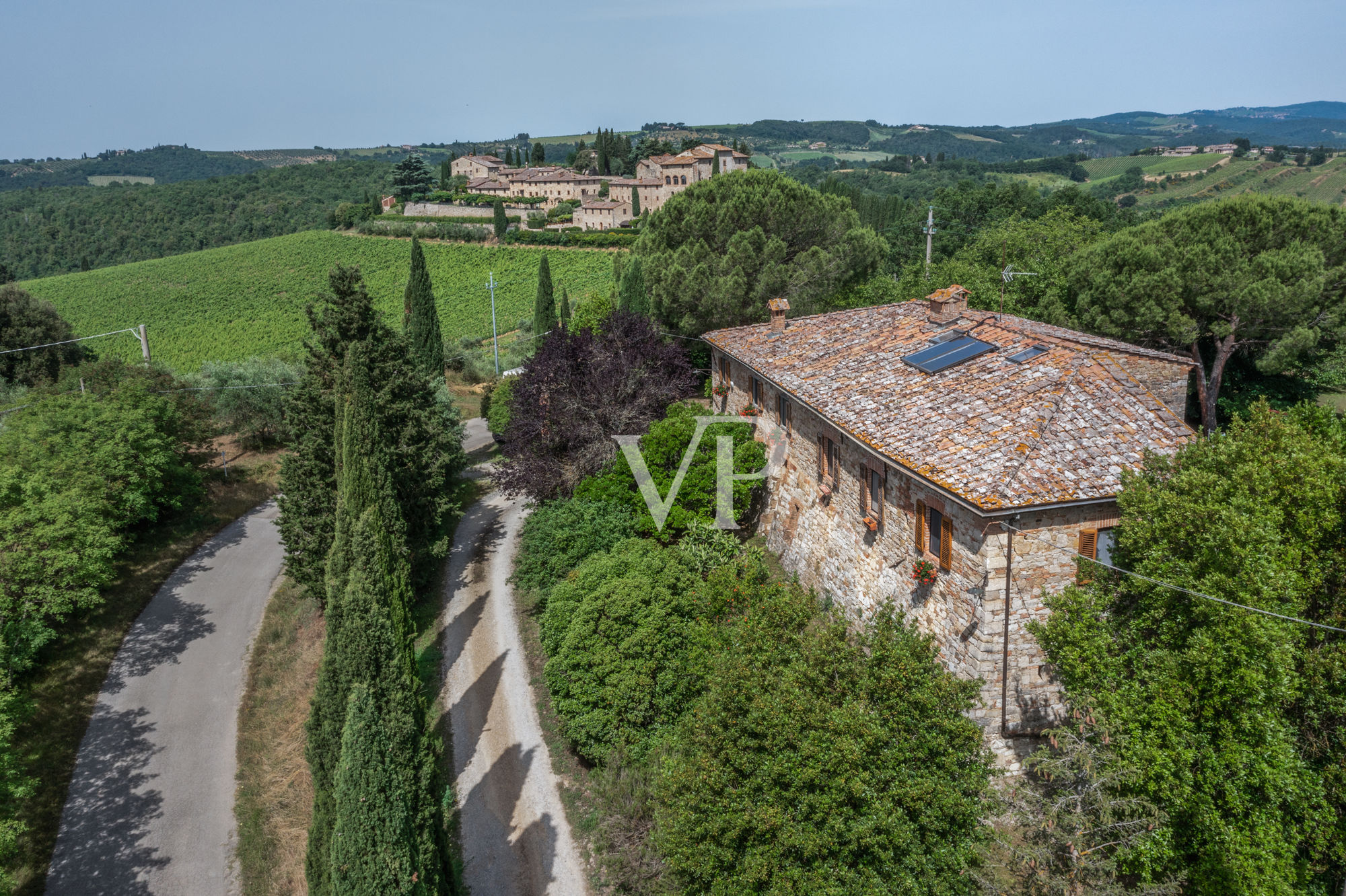 Chianti: historisches Anwesen mit freistehender Villa und zwei Nebengebäuden inmitten toskanischer Hügel