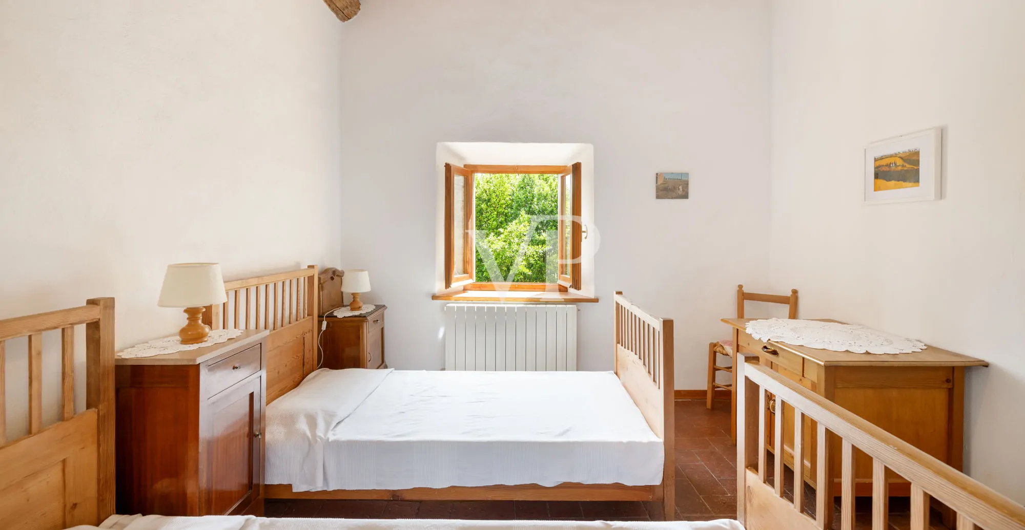 Chianti: historisches Anwesen mit freistehender Villa und zwei Nebengebäuden inmitten toskanischer Hügel