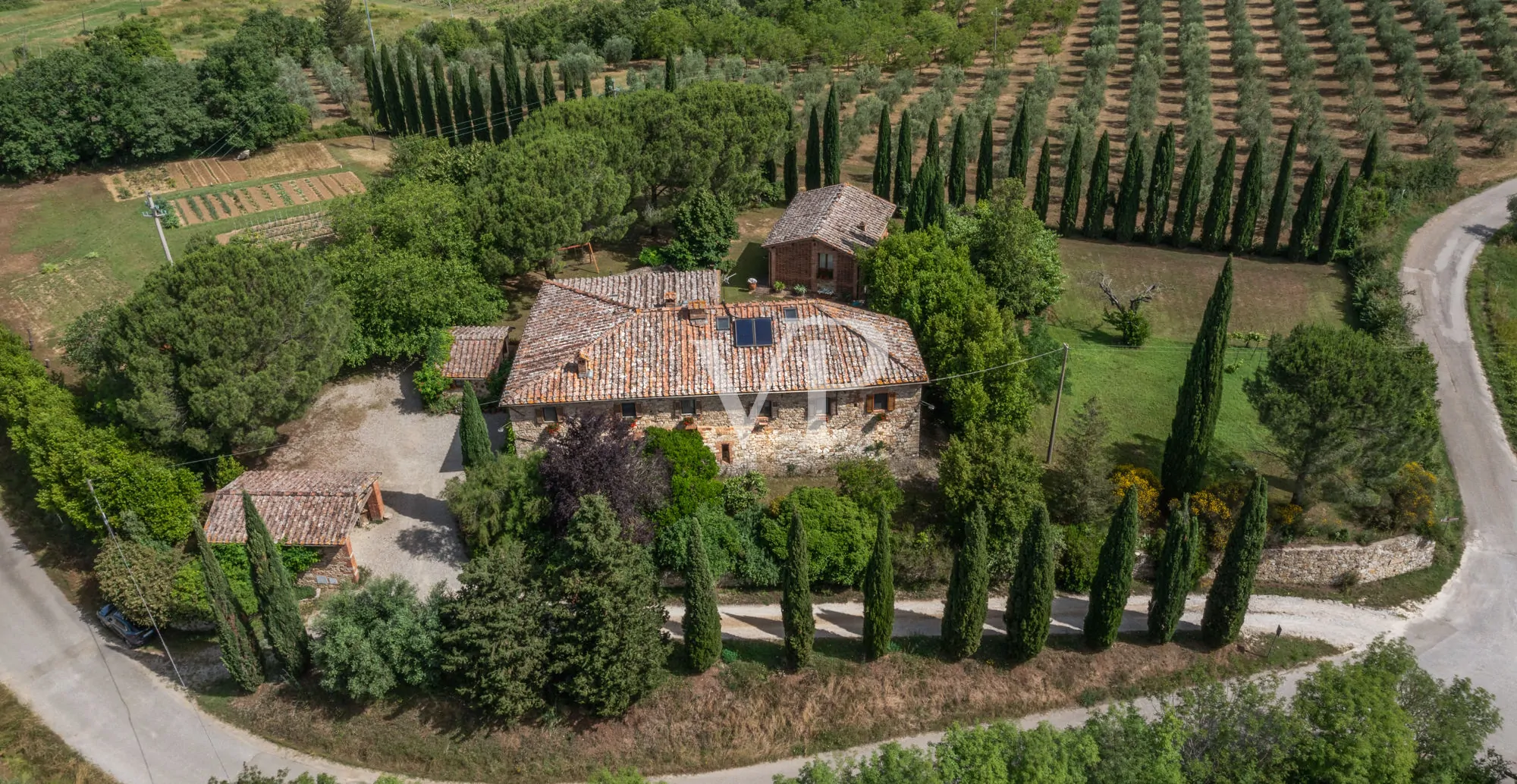 Chianti: historisches Anwesen mit freistehender Villa und zwei Nebengebäuden inmitten toskanischer Hügel