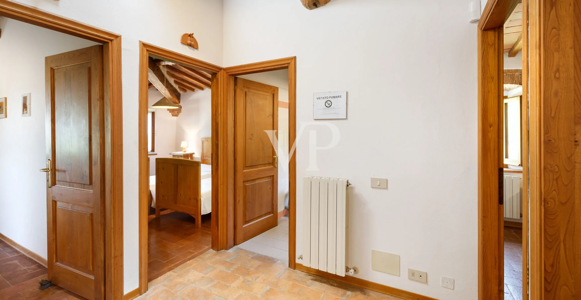 Chianti: historisches Anwesen mit freistehender Villa und zwei Nebengebäuden inmitten toskanischer Hügel