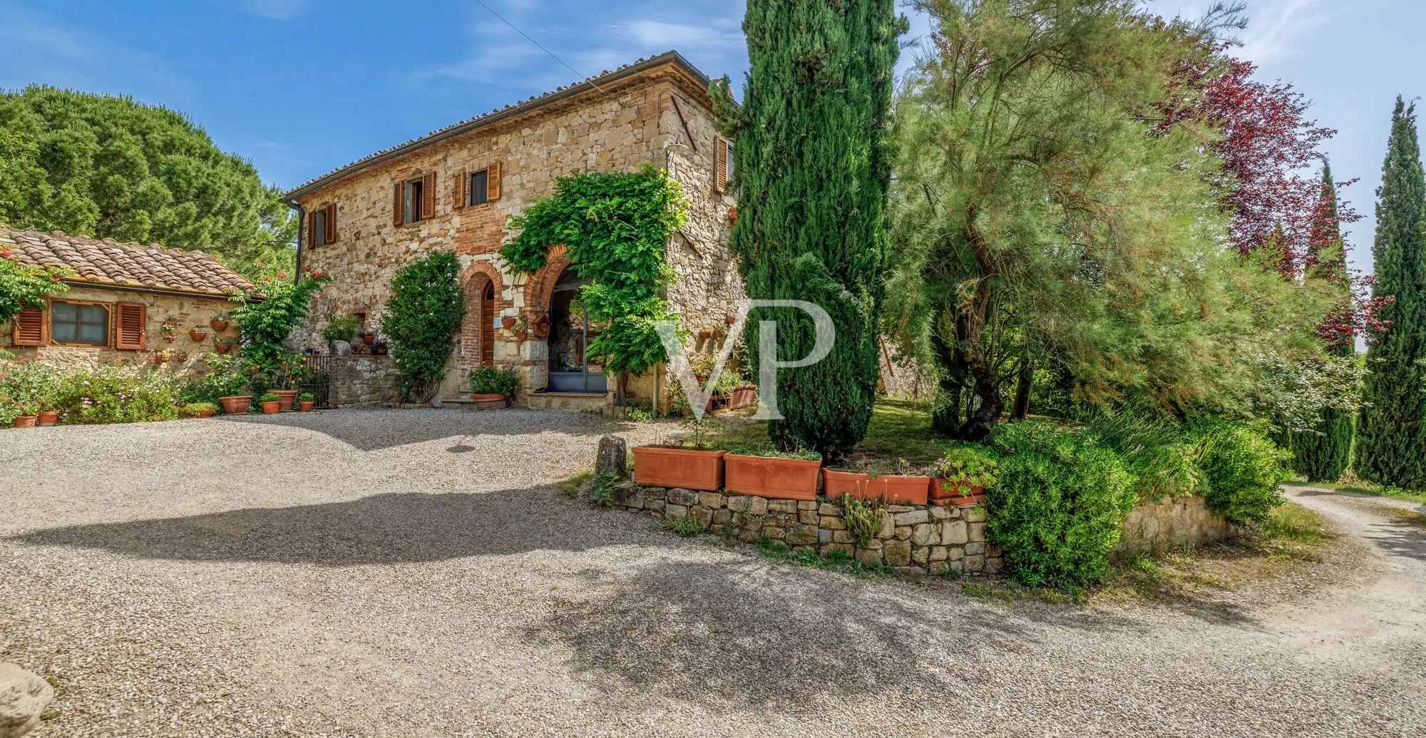 Chianti: historisches Anwesen mit freistehender Villa und zwei Nebengebäuden inmitten toskanischer Hügel