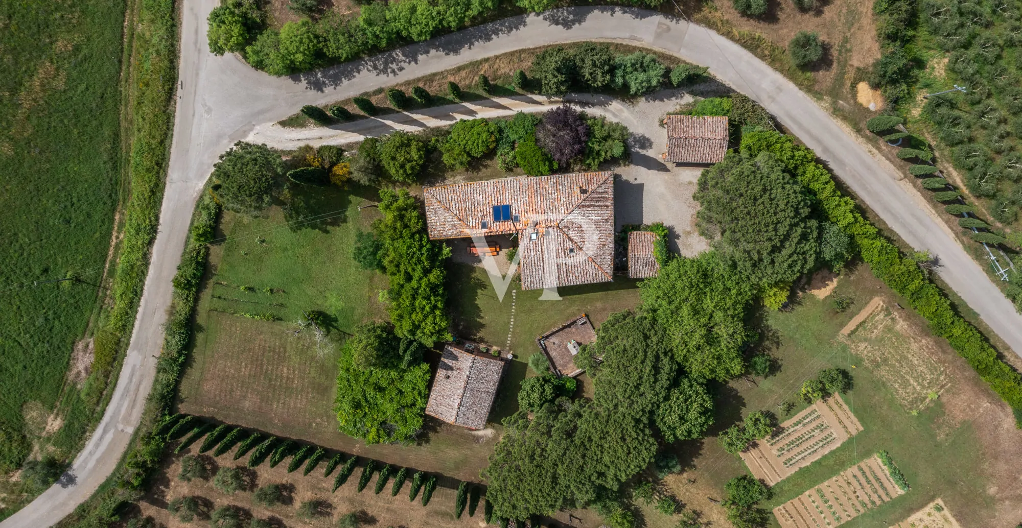 Chianti: historisches Anwesen mit freistehender Villa und zwei Nebengebäuden inmitten toskanischer Hügel