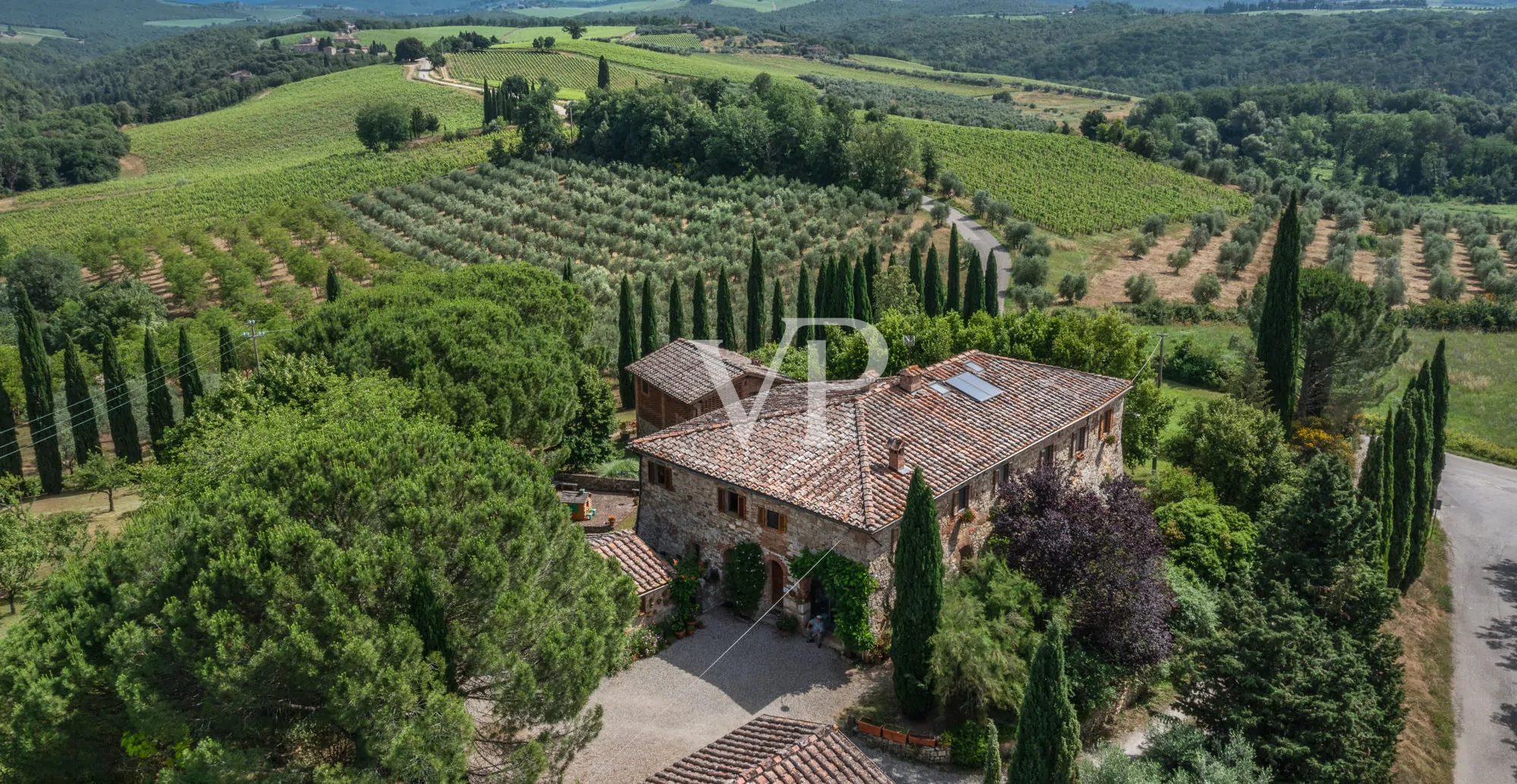 Chianti: historisches Anwesen mit freistehender Villa und zwei Nebengebäuden inmitten toskanischer Hügel