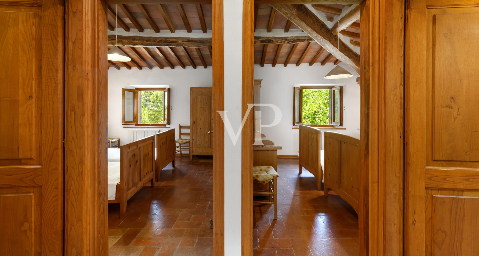 Chianti: historisches Anwesen mit freistehender Villa und zwei Nebengebäuden inmitten toskanischer Hügel