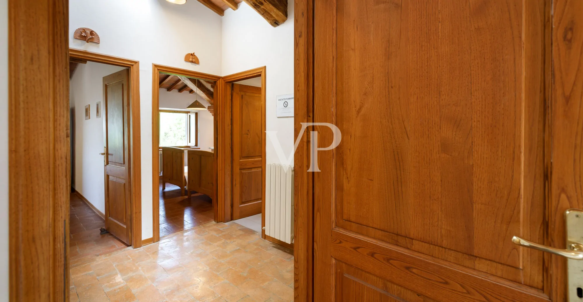 Chianti: historisches Anwesen mit freistehender Villa und zwei Nebengebäuden inmitten toskanischer Hügel