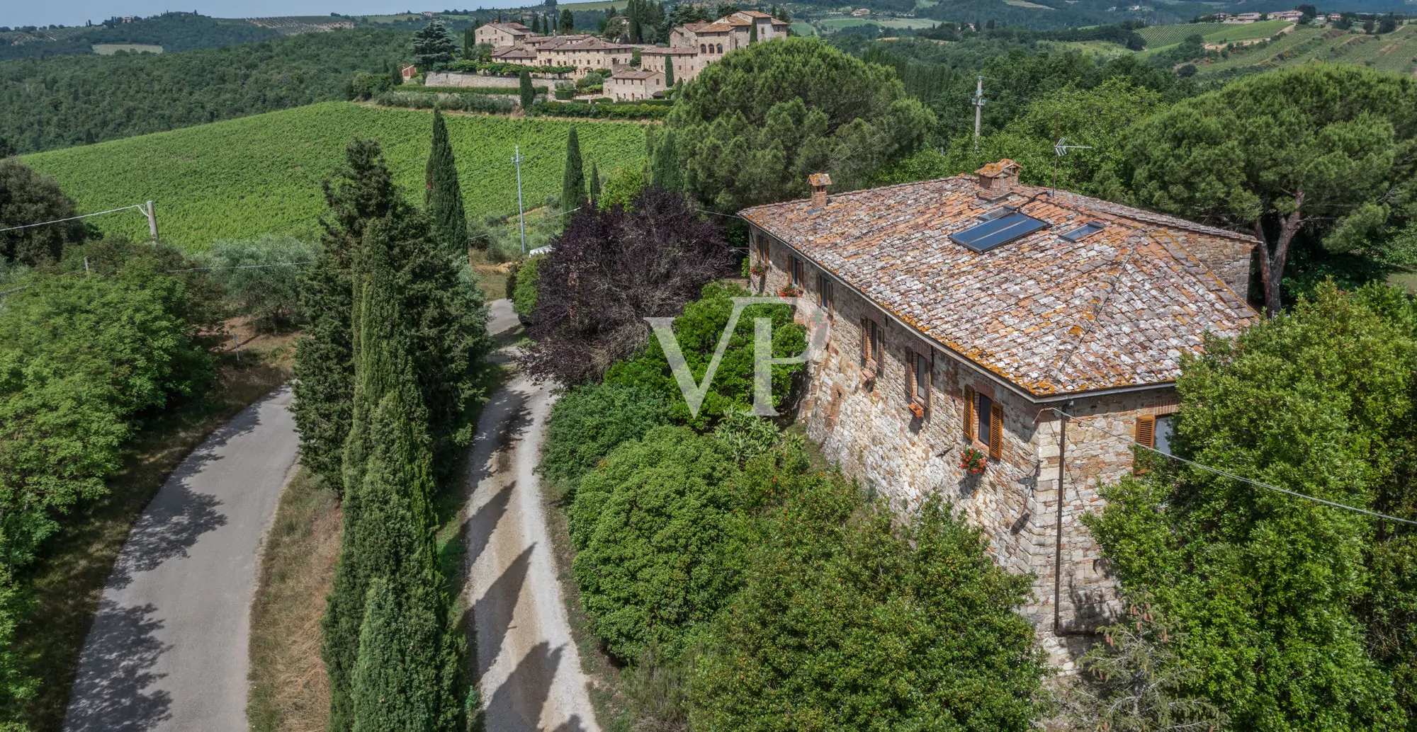 Chianti: historisches Anwesen mit freistehender Villa und zwei Nebengebäuden inmitten toskanischer Hügel
