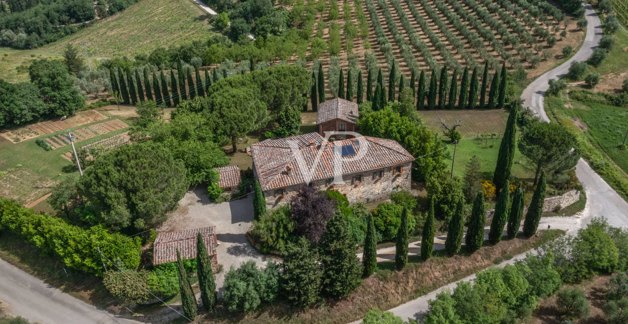 Chianti: historisches Anwesen mit freistehender Villa und zwei Nebengebäuden inmitten toskanischer Hügel