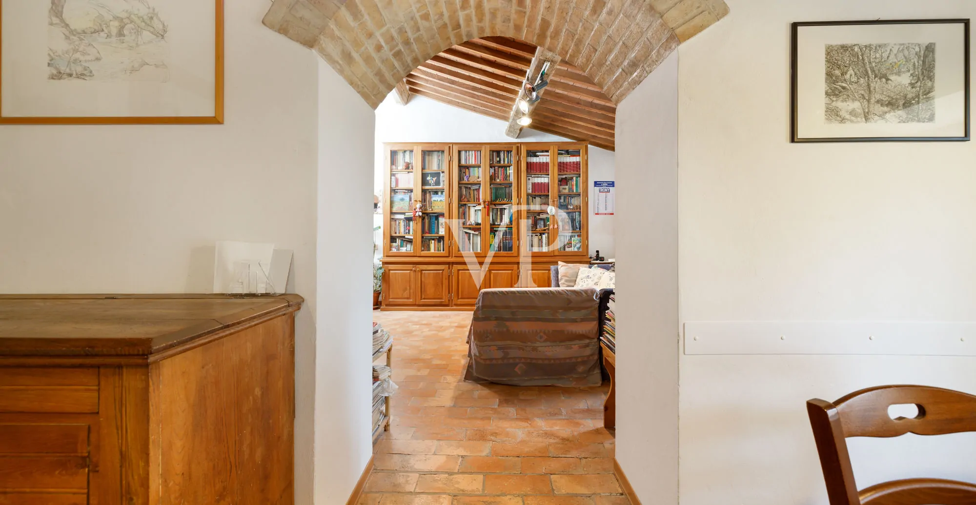 Chianti: historisches Anwesen mit freistehender Villa und zwei Nebengebäuden inmitten toskanischer Hügel