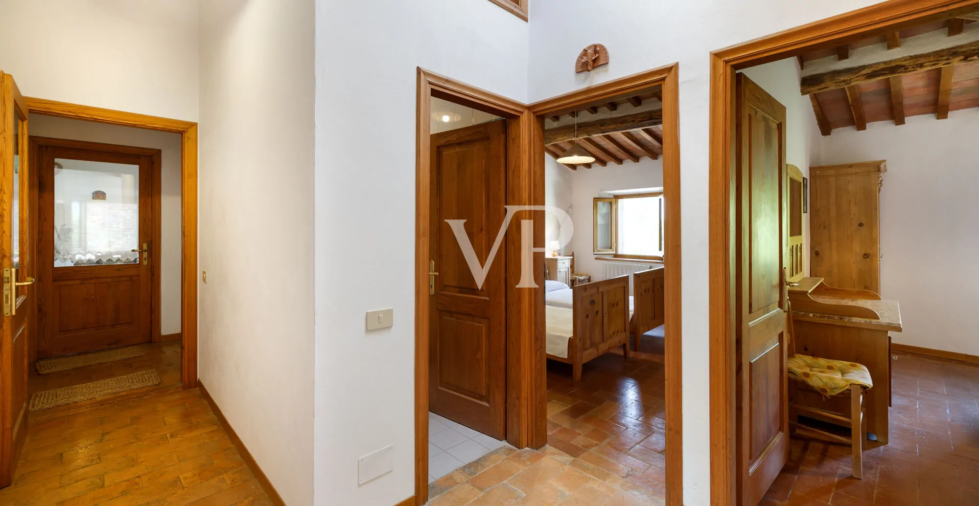 Chianti: historisches Anwesen mit freistehender Villa und zwei Nebengebäuden inmitten toskanischer Hügel