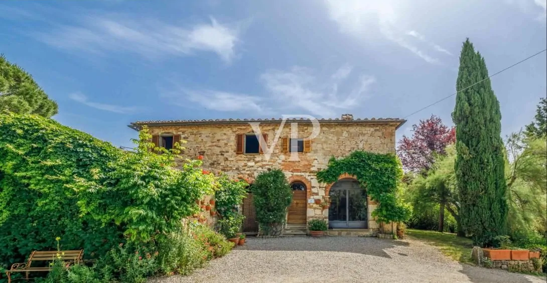 Chianti: historisches Anwesen mit freistehender Villa und zwei Nebengebäuden inmitten toskanischer Hügel
