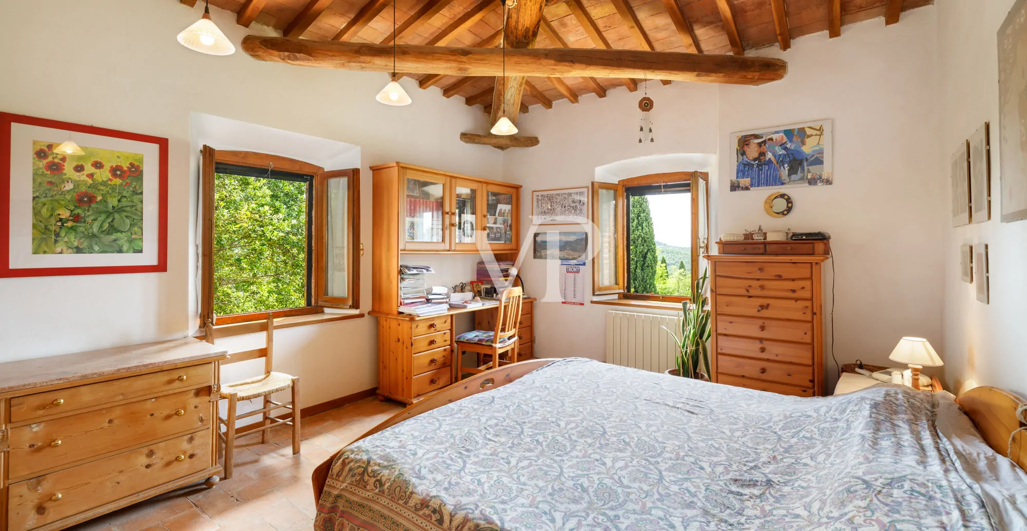 Chianti: historisches Anwesen mit freistehender Villa und zwei Nebengebäuden inmitten toskanischer Hügel