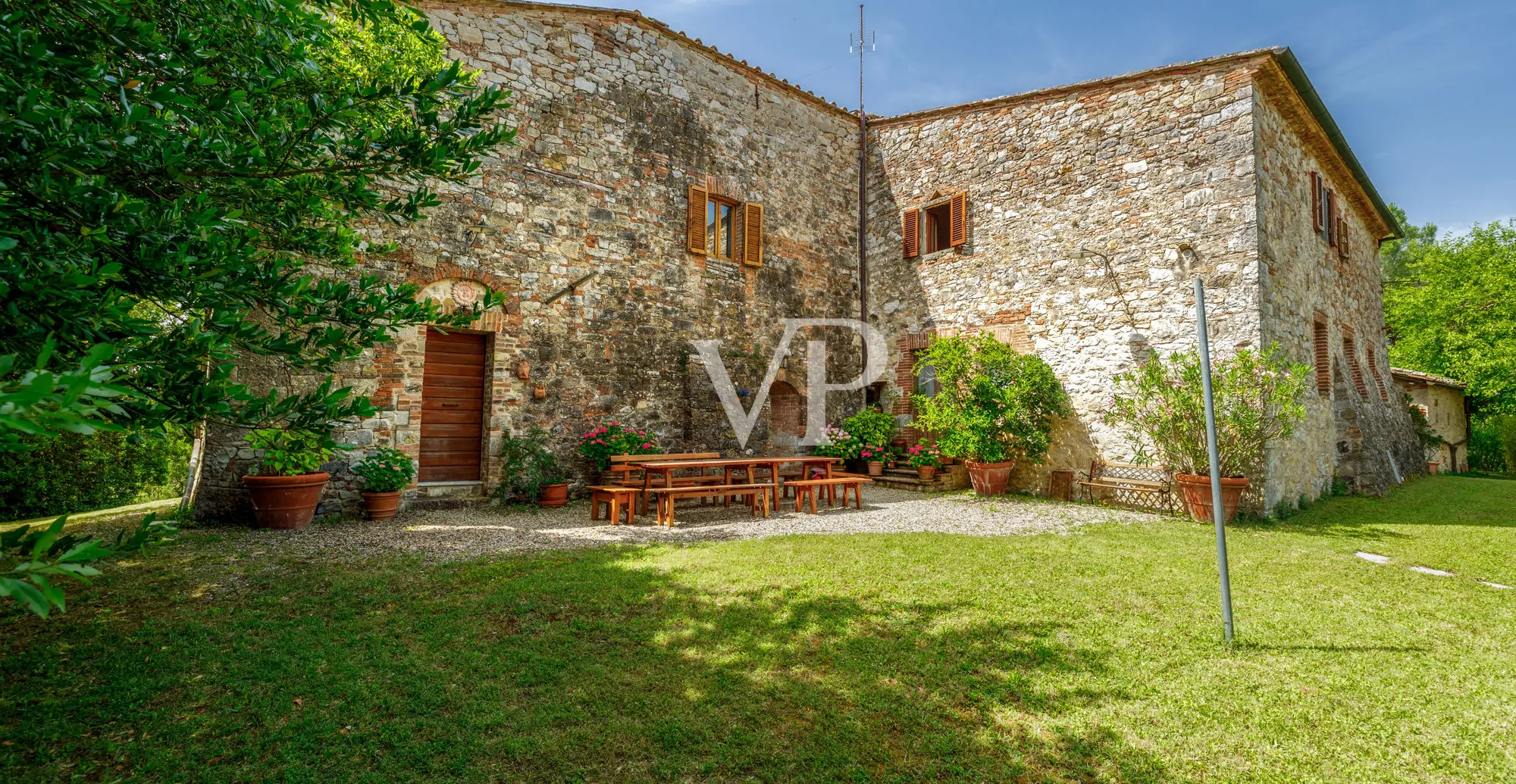 Chianti: historisches Anwesen mit freistehender Villa und zwei Nebengebäuden inmitten toskanischer Hügel