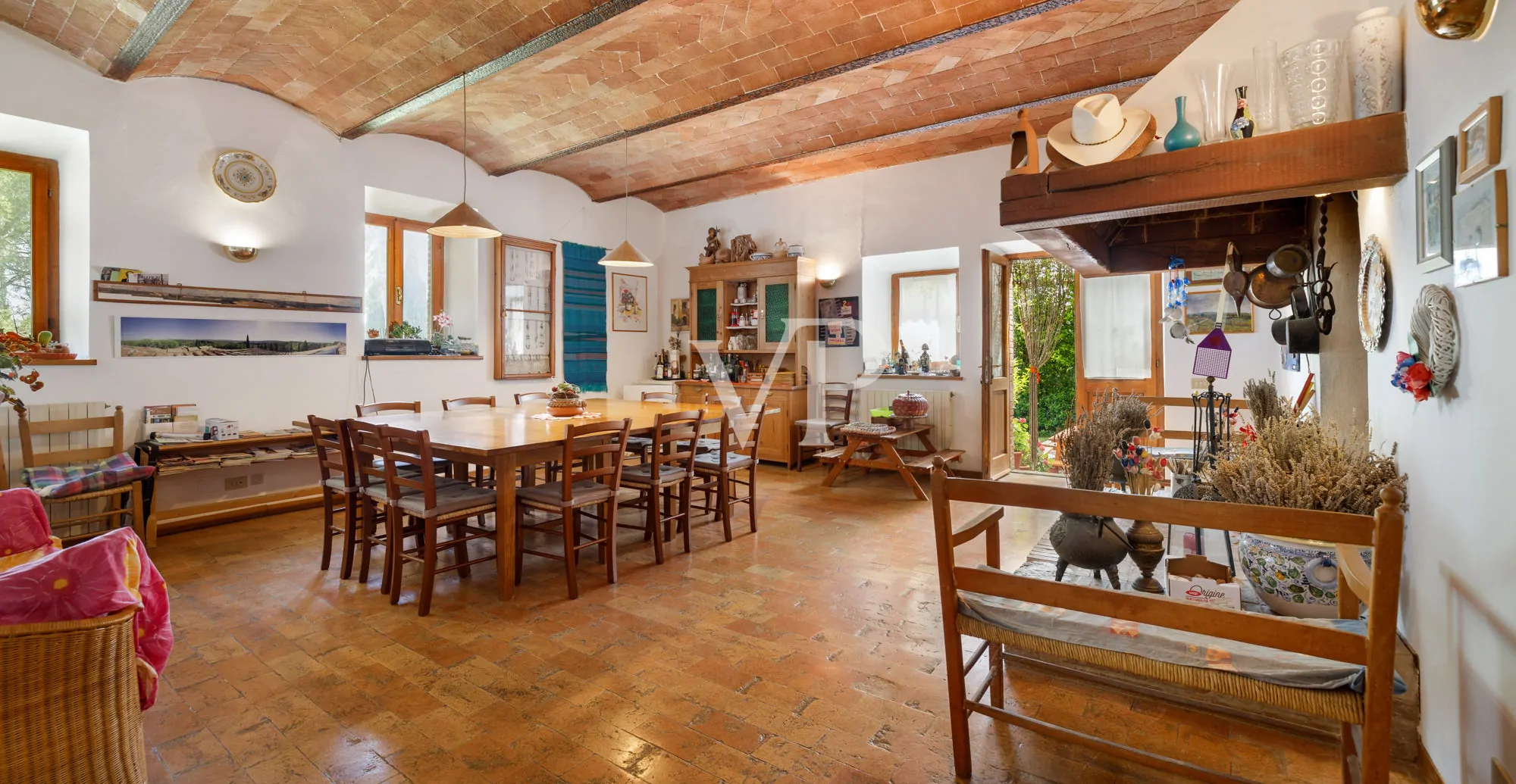 Chianti: historisches Anwesen mit freistehender Villa und zwei Nebengebäuden inmitten toskanischer Hügel