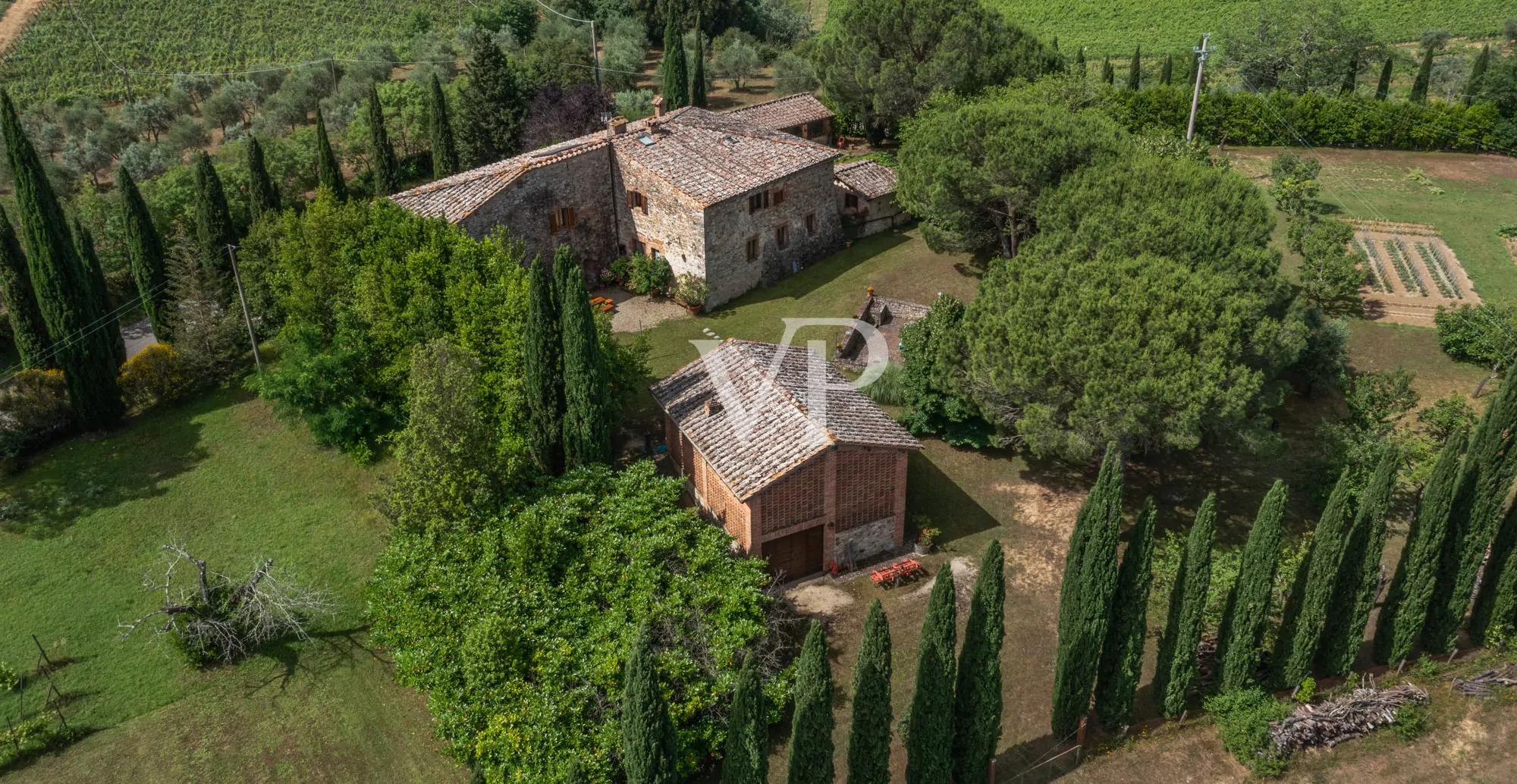 Chianti: historisches Anwesen mit freistehender Villa und zwei Nebengebäuden inmitten toskanischer Hügel