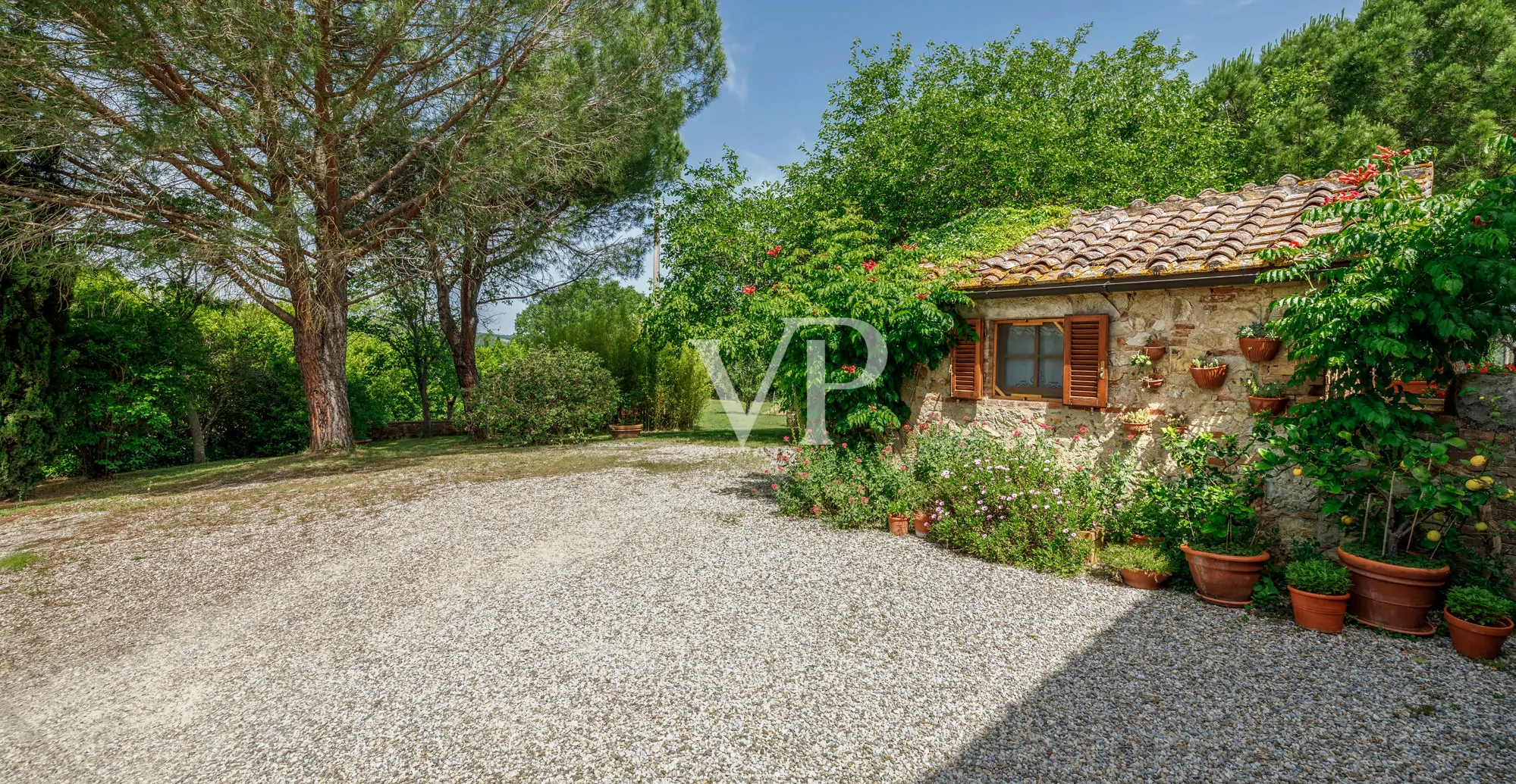 Chianti: historisches Anwesen mit freistehender Villa und zwei Nebengebäuden inmitten toskanischer Hügel