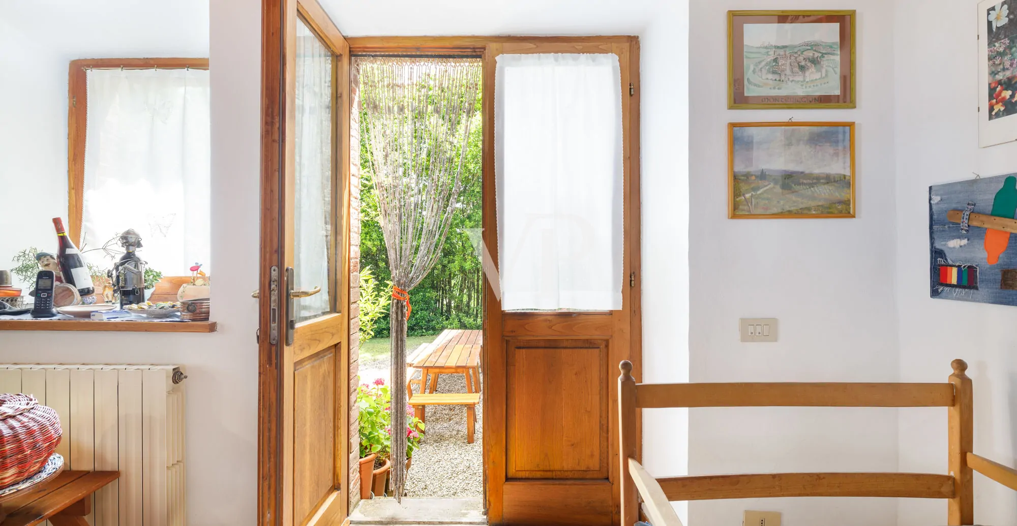 Chianti: historisches Anwesen mit freistehender Villa und zwei Nebengebäuden inmitten toskanischer Hügel